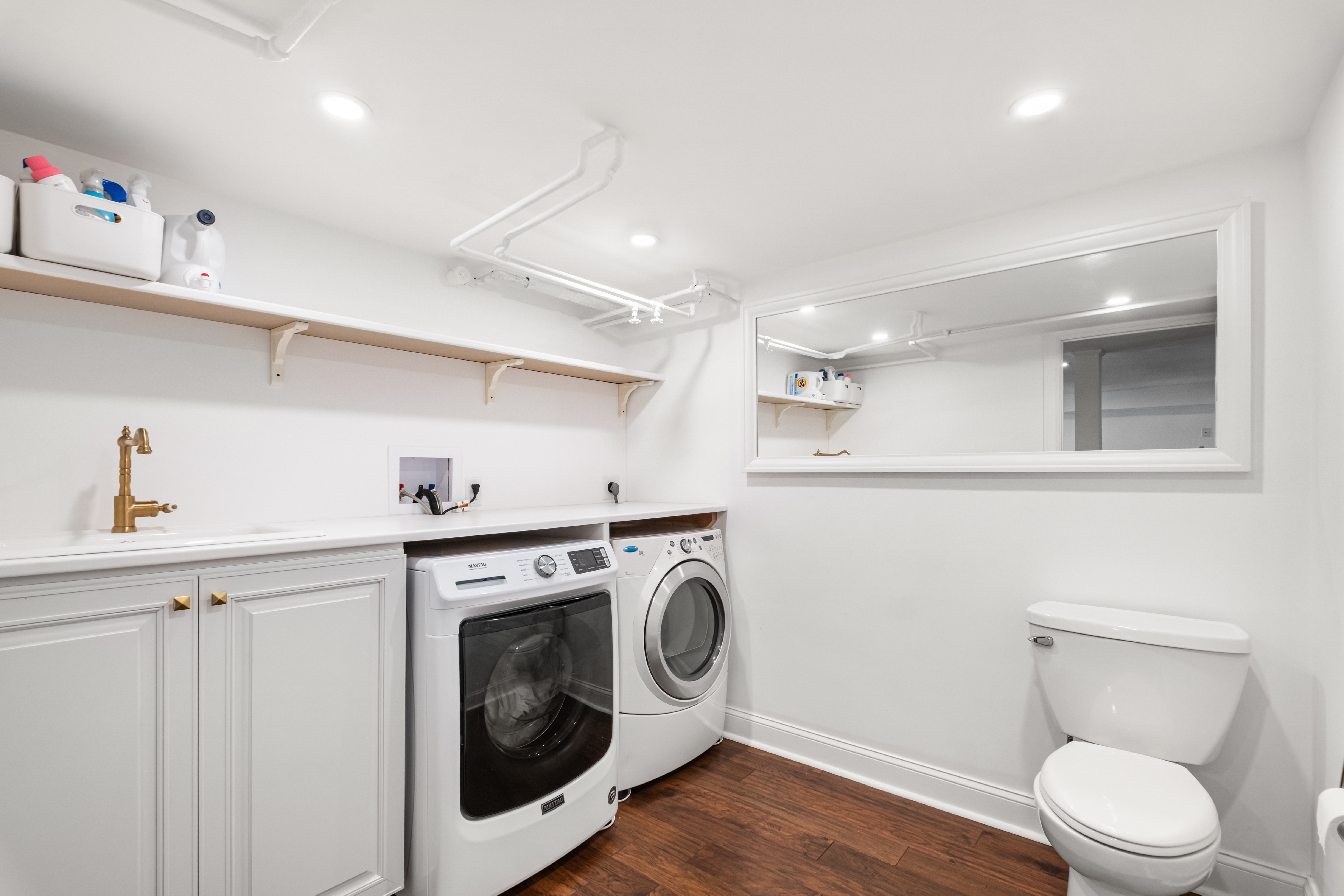  a gracious, fully-updated home where  every detail has been considered. - 物件實景