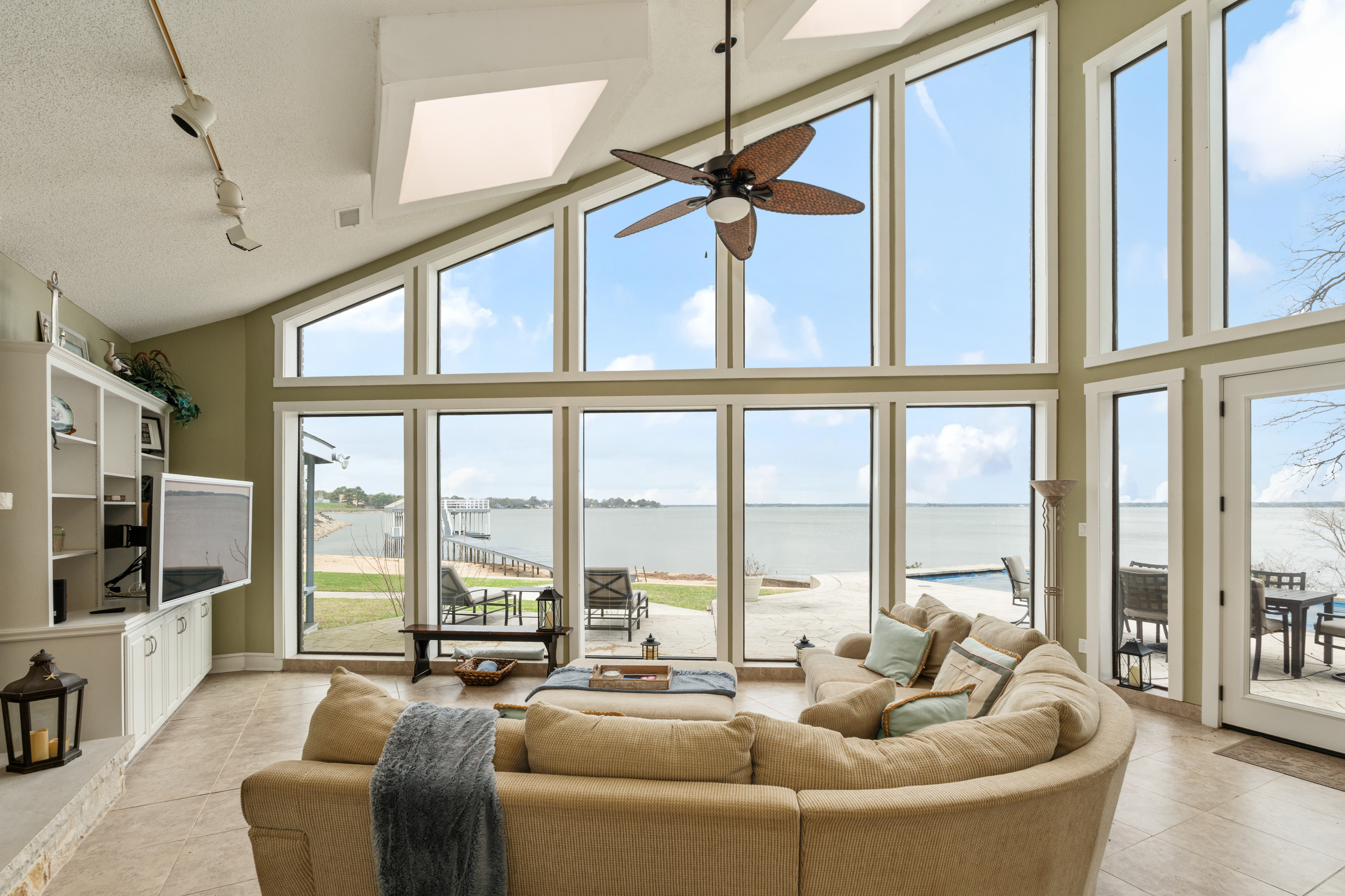  Waterfront Compound on 3.746 Acres at Cedar Creek Lake - 物件實景