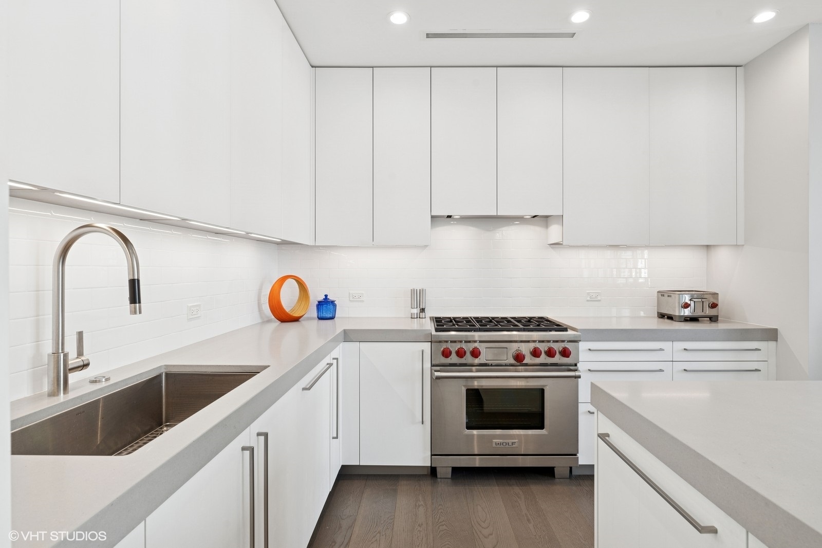 Chicago, Illinois, 60611, United States, 3 Bedrooms Bedrooms, ,4 BathroomsBathrooms,Residential,For Sale,1903791