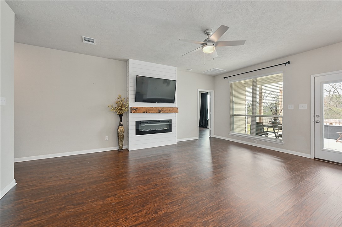 College Station, Texas, 77845, United States, 5 Bedrooms Bedrooms, ,4 BathroomsBathrooms,Residential,For Sale,1778847