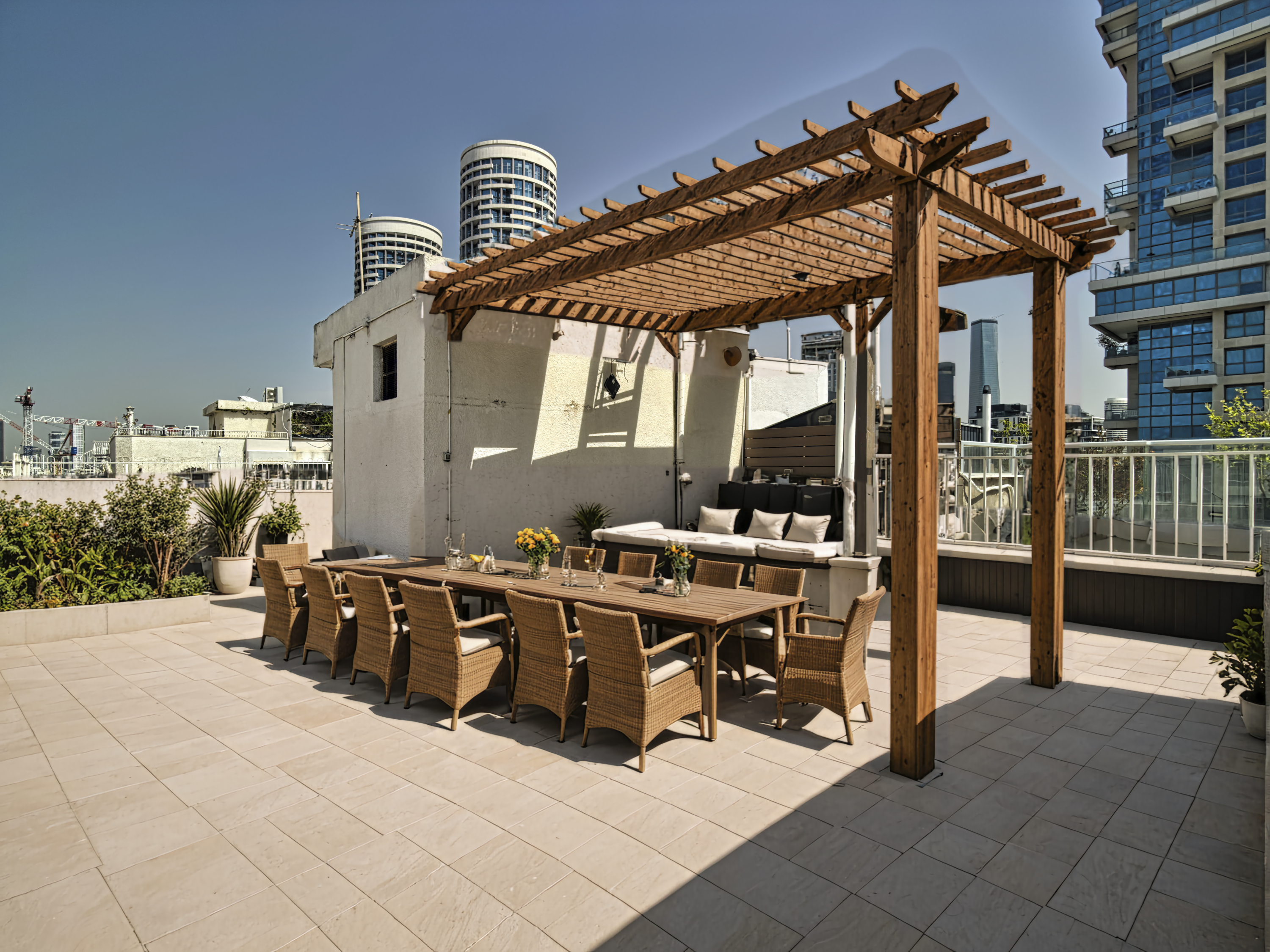  Exceptional Penthouse with Expansive Private Rooftop  Old North - 物件實景