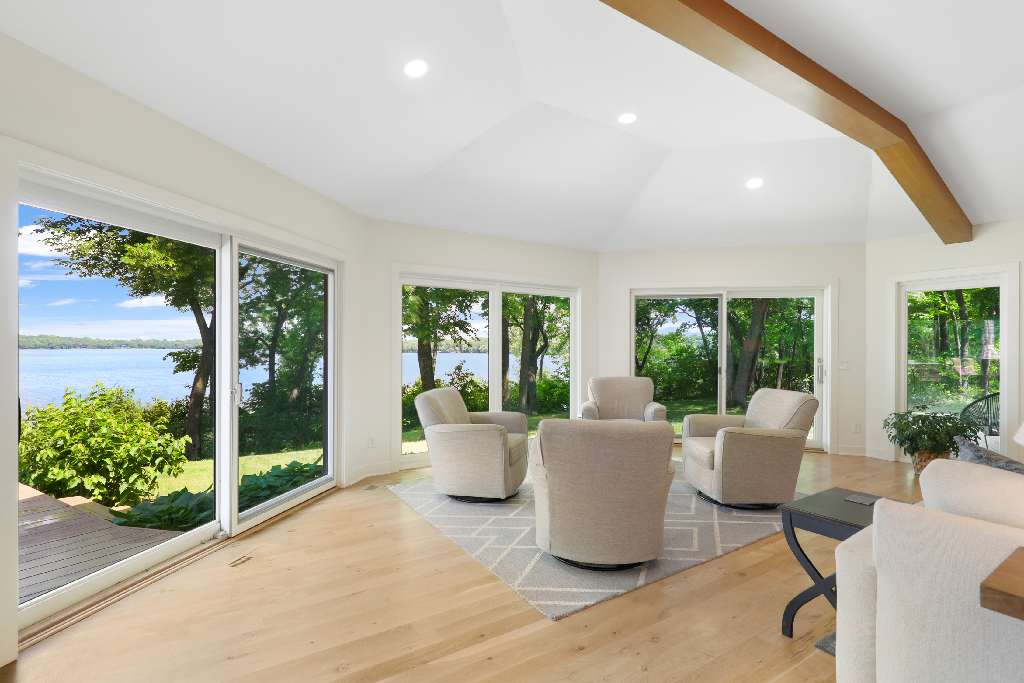  Lakeside Luxury with Timeless Charm and Modern Touches - 物件實景
