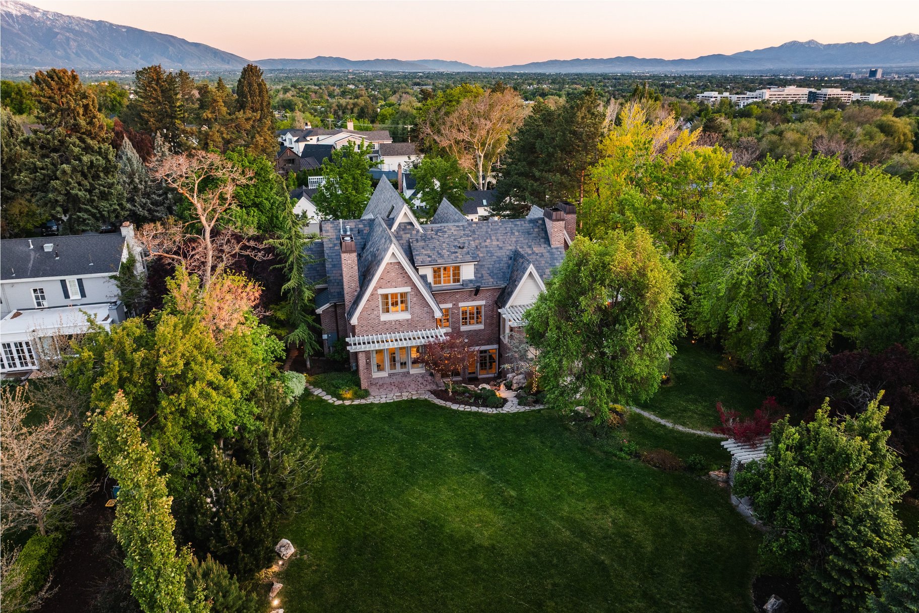  Stunning Custom Build on Millcreek Way - 物件實景