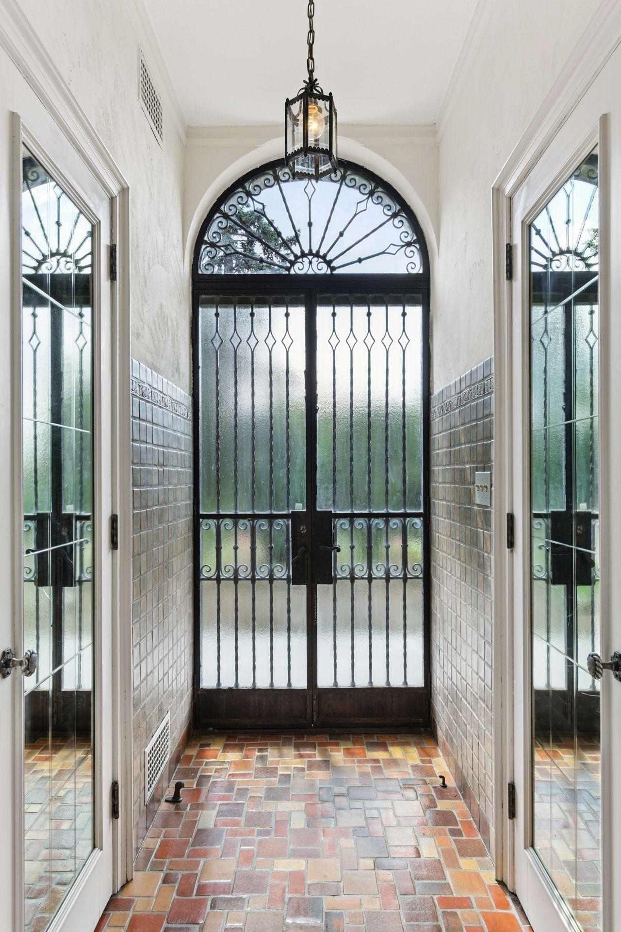 Minneapolis, Minnesota, 55405, United States, 5 Bedrooms Bedrooms, ,4 BathroomsBathrooms,Residential,For Sale,1989086