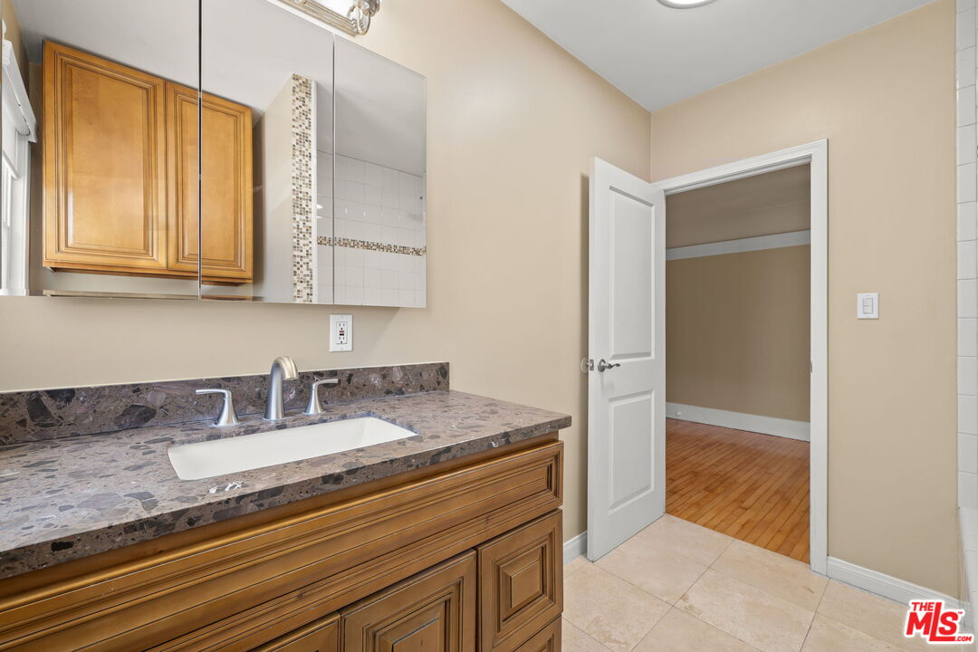 Inglewood, California, 90301, United States, 4 Bedrooms Bedrooms, ,Residential,For Sale,1993499