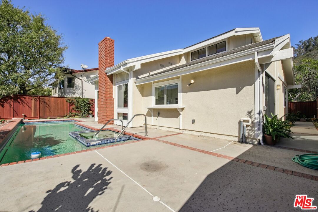 Pacific Palisades, California, 90272, United States, 4 Bedrooms Bedrooms, ,3 BathroomsBathrooms,Residential,For Sale,1989608