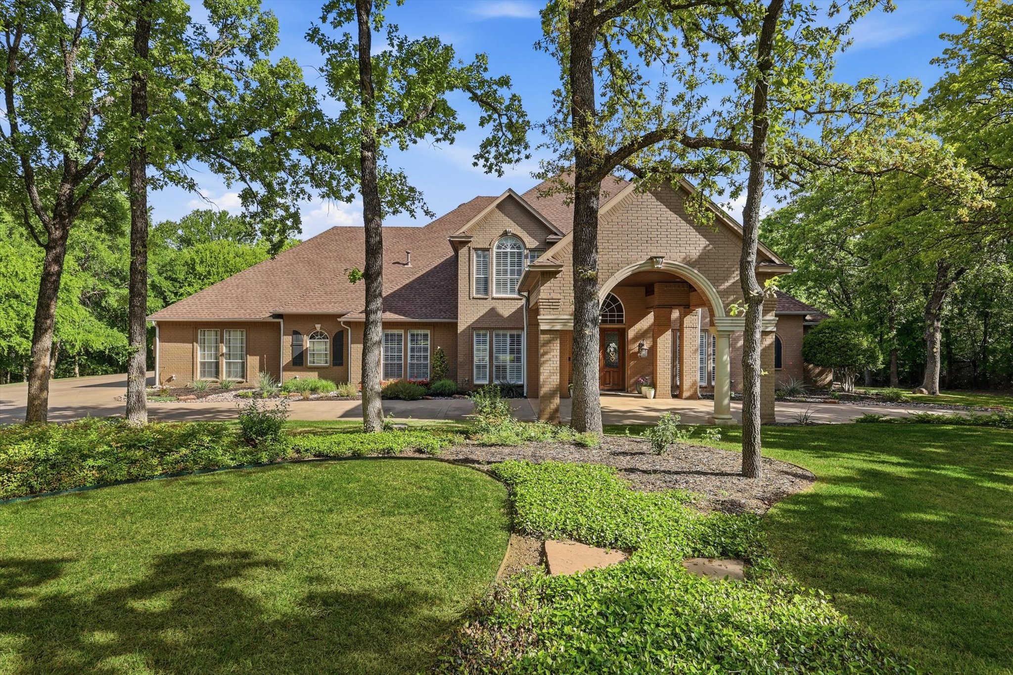  Resort-Style Estate Living on 1.9 Wooded Acres in Prestigious Shadow Wood Estate - 物件實景