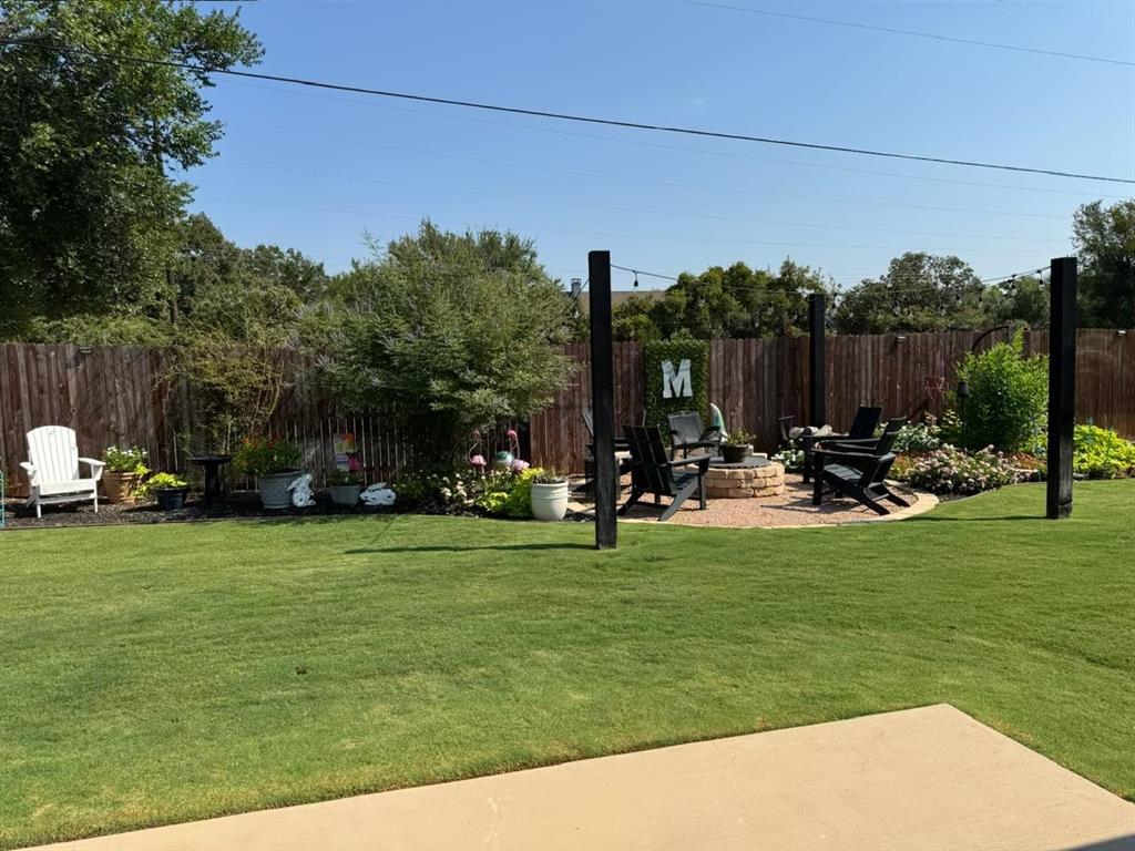 Granbury, Texas, 76049, United States, 4 Bedrooms Bedrooms, ,2 BathroomsBathrooms,Residential,For Sale,1983428