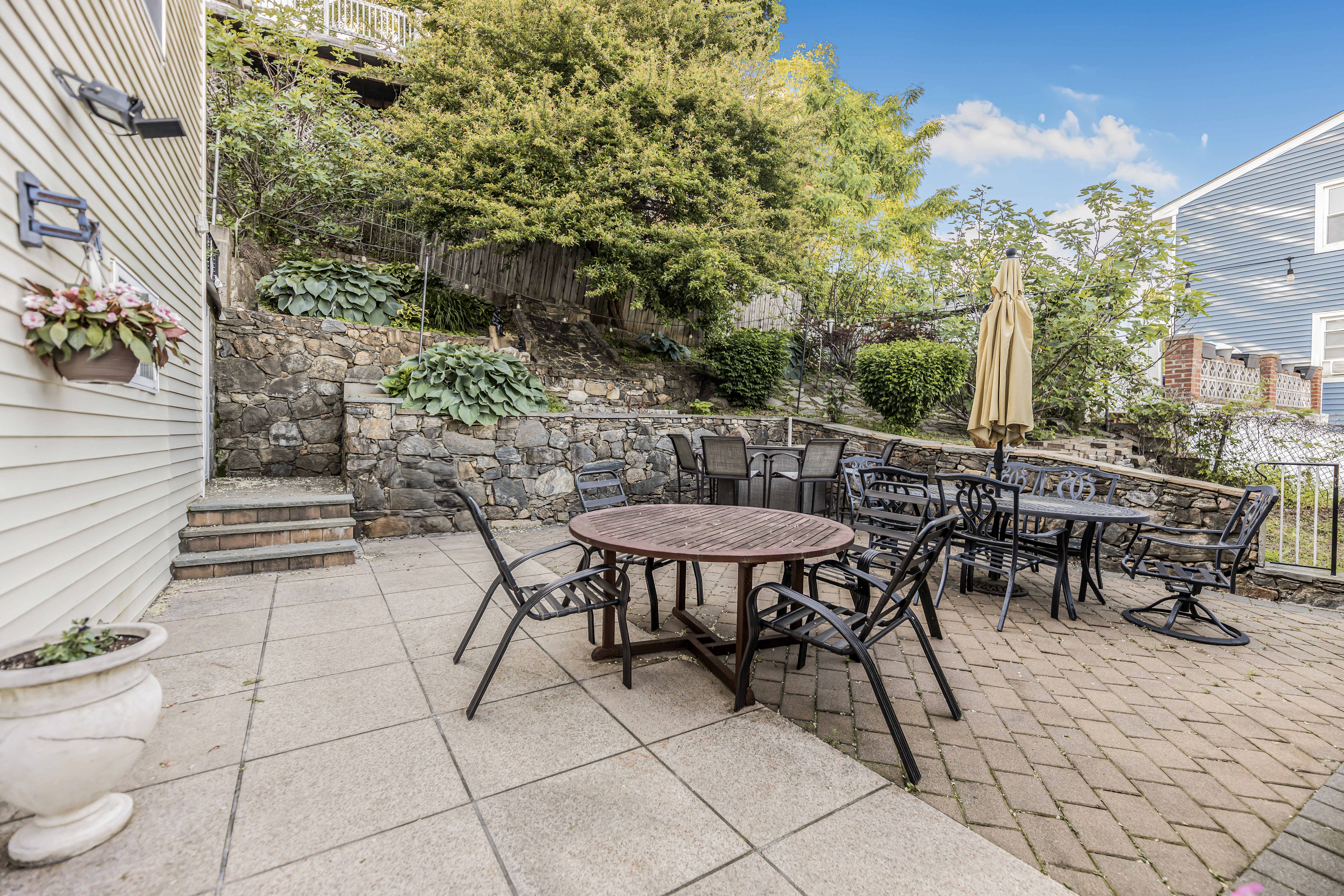 Yonkers, New York, 10703, United States, 4 Bedrooms Bedrooms, ,2 BathroomsBathrooms,Residential,For Sale,1825129