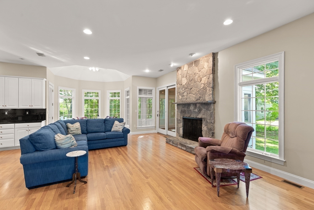 Topsfield, Massachusetts, 01983, United States, 4 Bedrooms Bedrooms, ,4 BathroomsBathrooms,Residential,For Sale,1901084