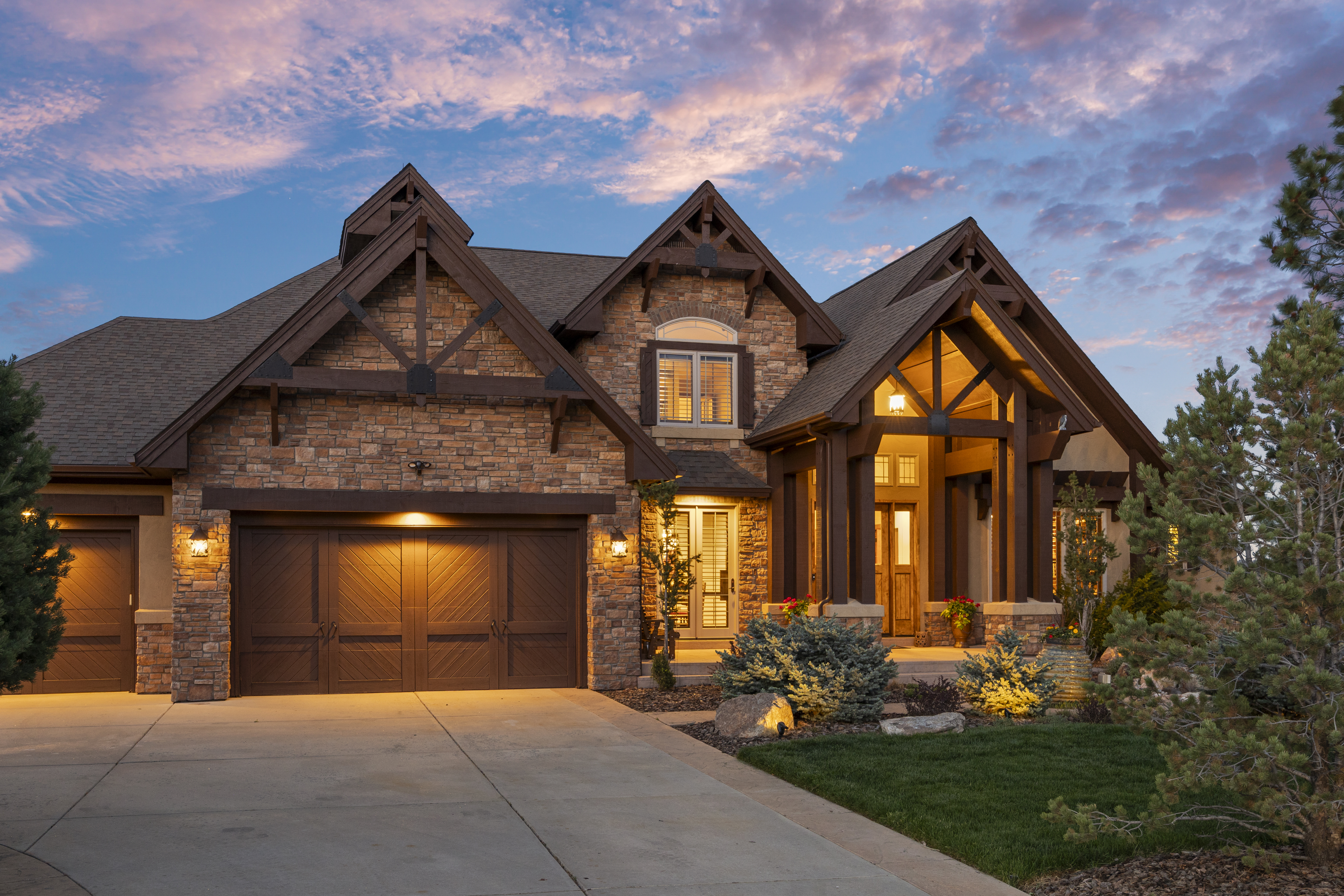  This Mountain Traditional residence is defined by its grand scale, - 物件實景