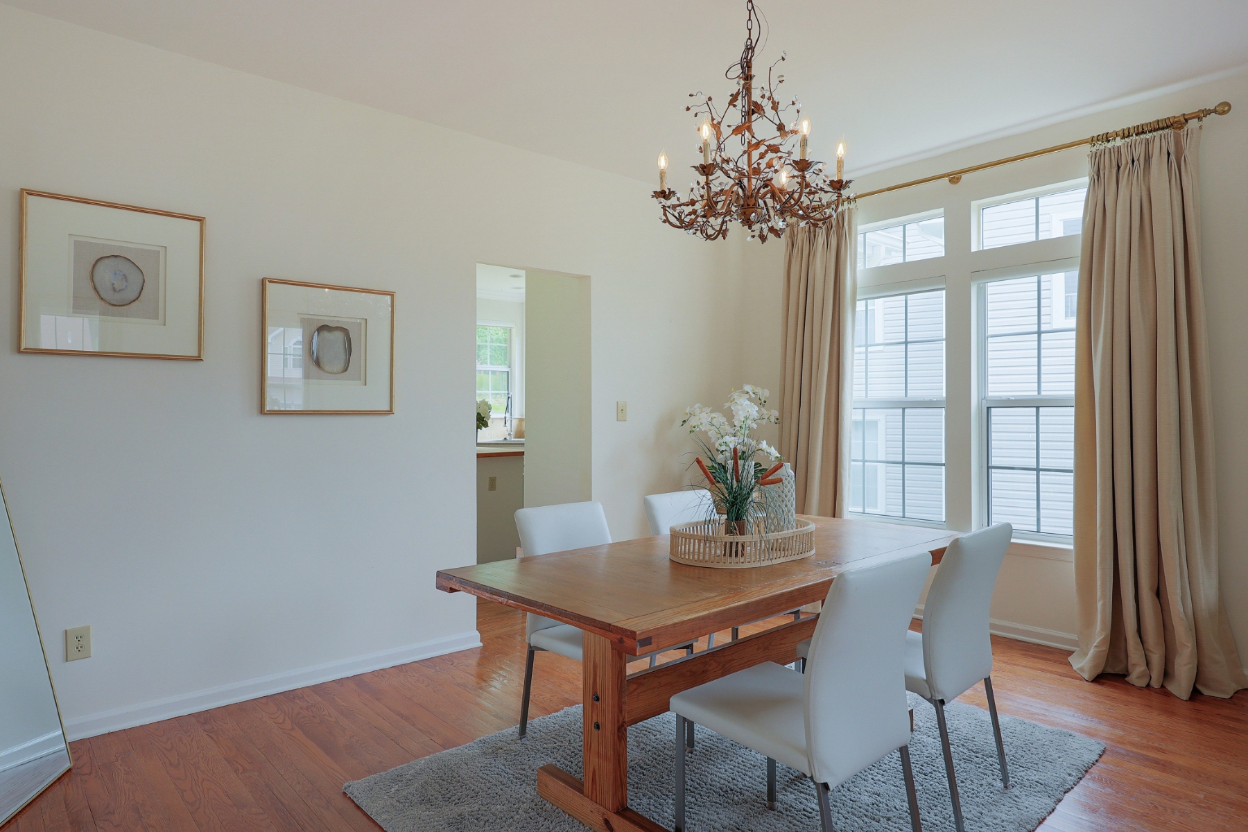  ?Carlisle? Classic Colonial Offers Timeless Charm with Modern Updates - 物件實景