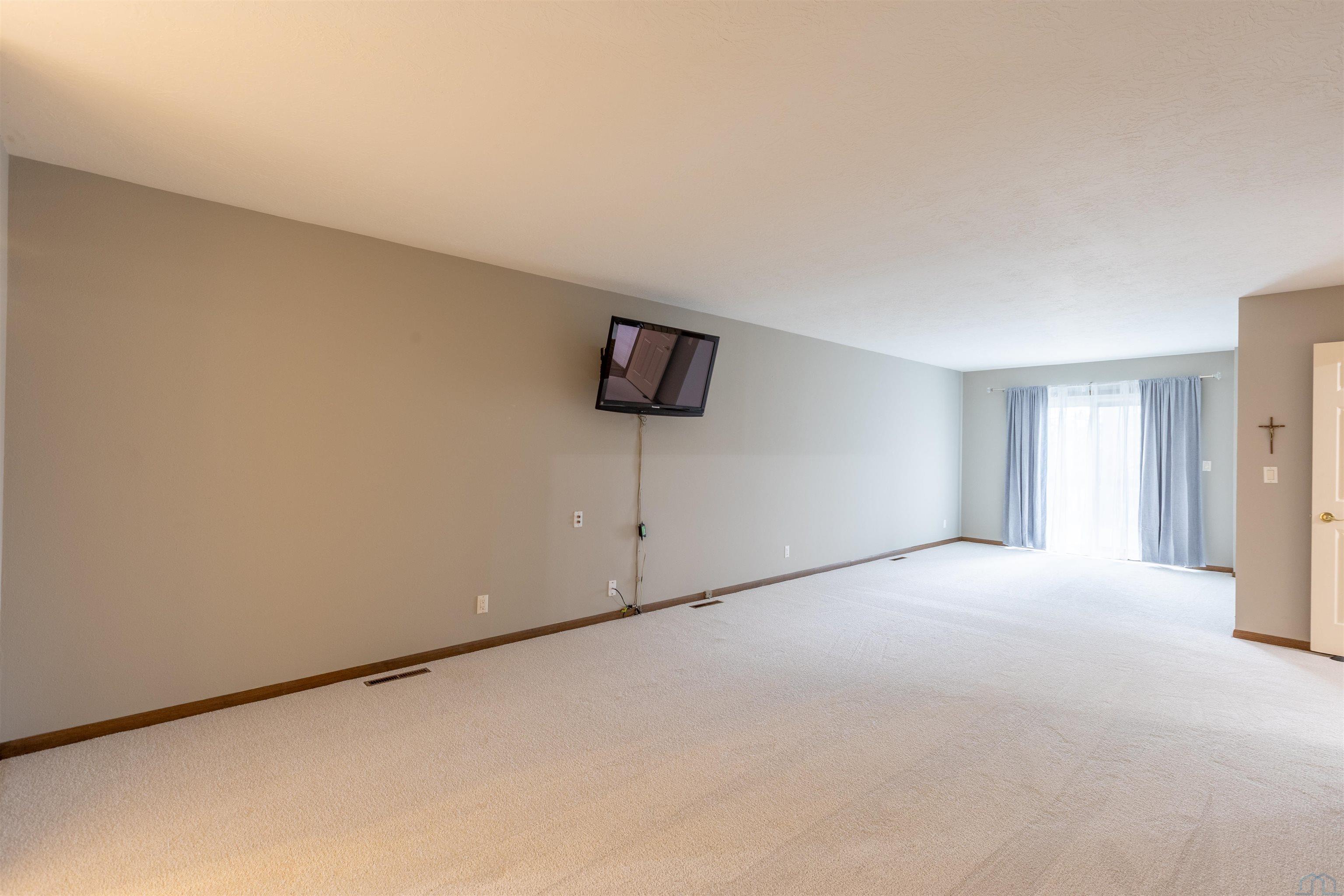 Sioux City, Iowa, 51104, United States, 4 Bedrooms Bedrooms, ,5 BathroomsBathrooms,Residential,For Sale,2042014