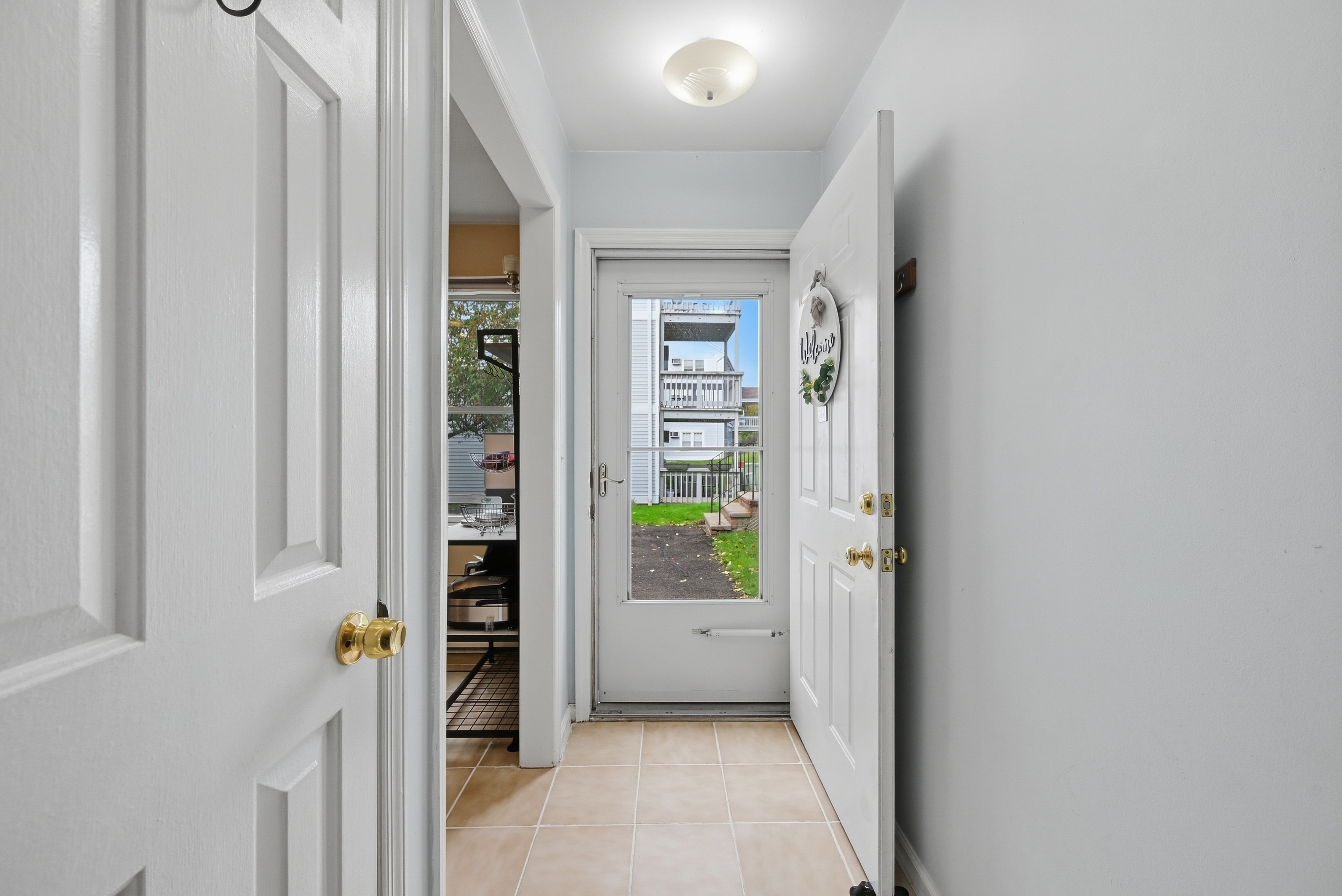  Immaculate Lower-Level End Unit - 物件實景