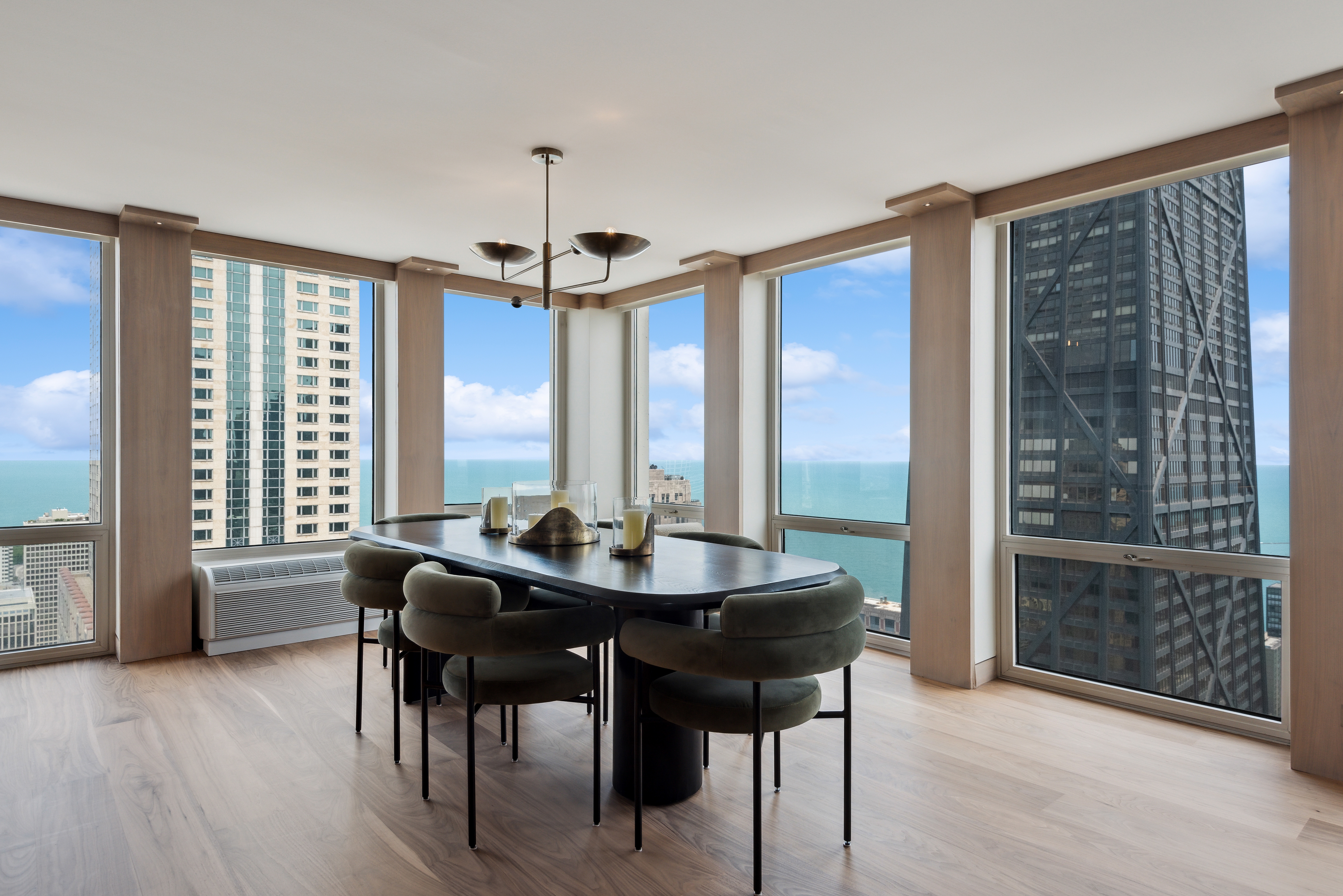  Absolutely Stunning, Penthouse Level Furnished Condo - 物件實景