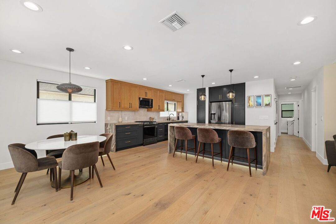 Culver City, California, 90232, United States, 3 Bedrooms Bedrooms, ,2 BathroomsBathrooms,Residential,For Sale,1911213