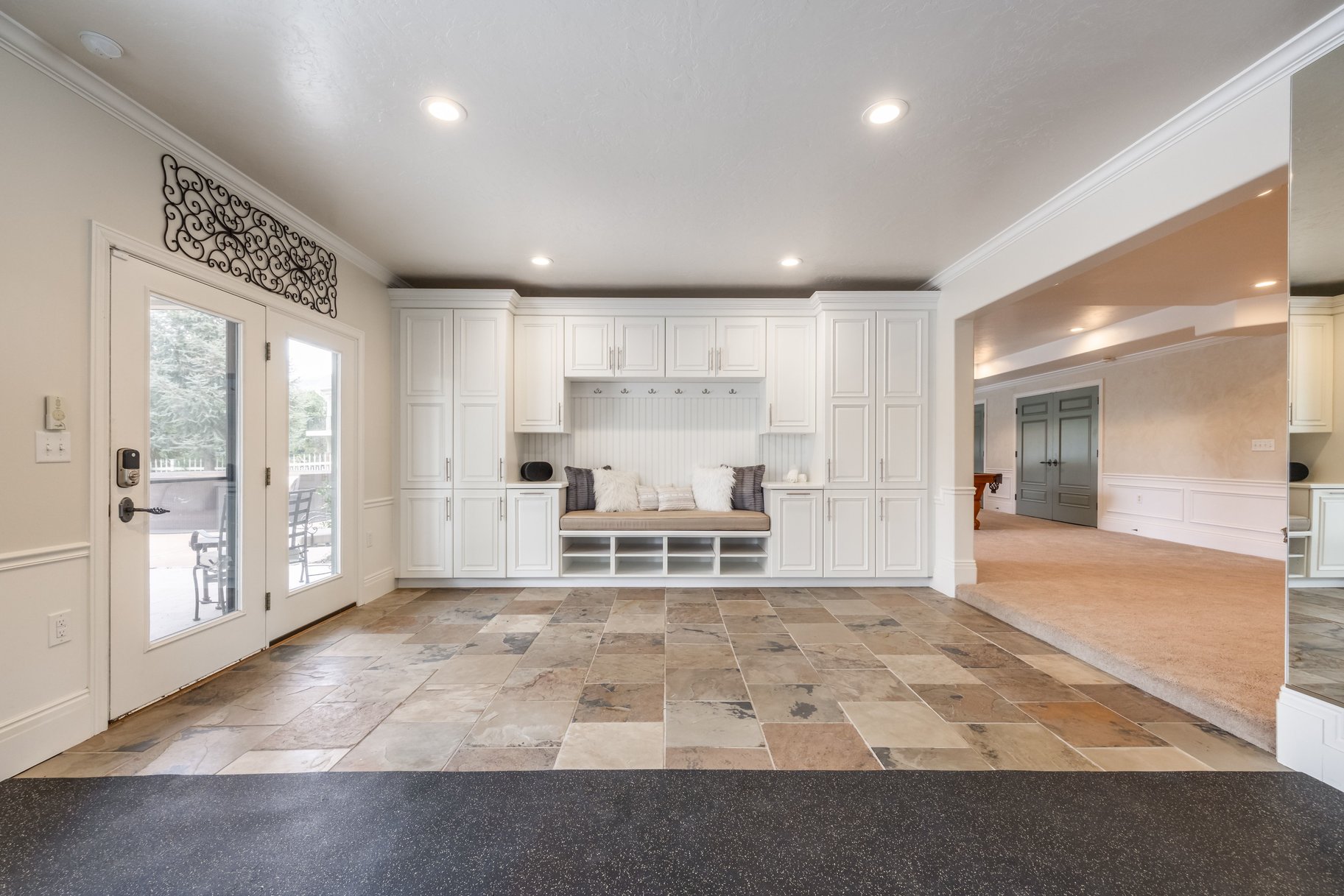  Stately Gated-Community Estate on Nearly Half an Acre: Vaulted Ceilings, Valley - 物件實景