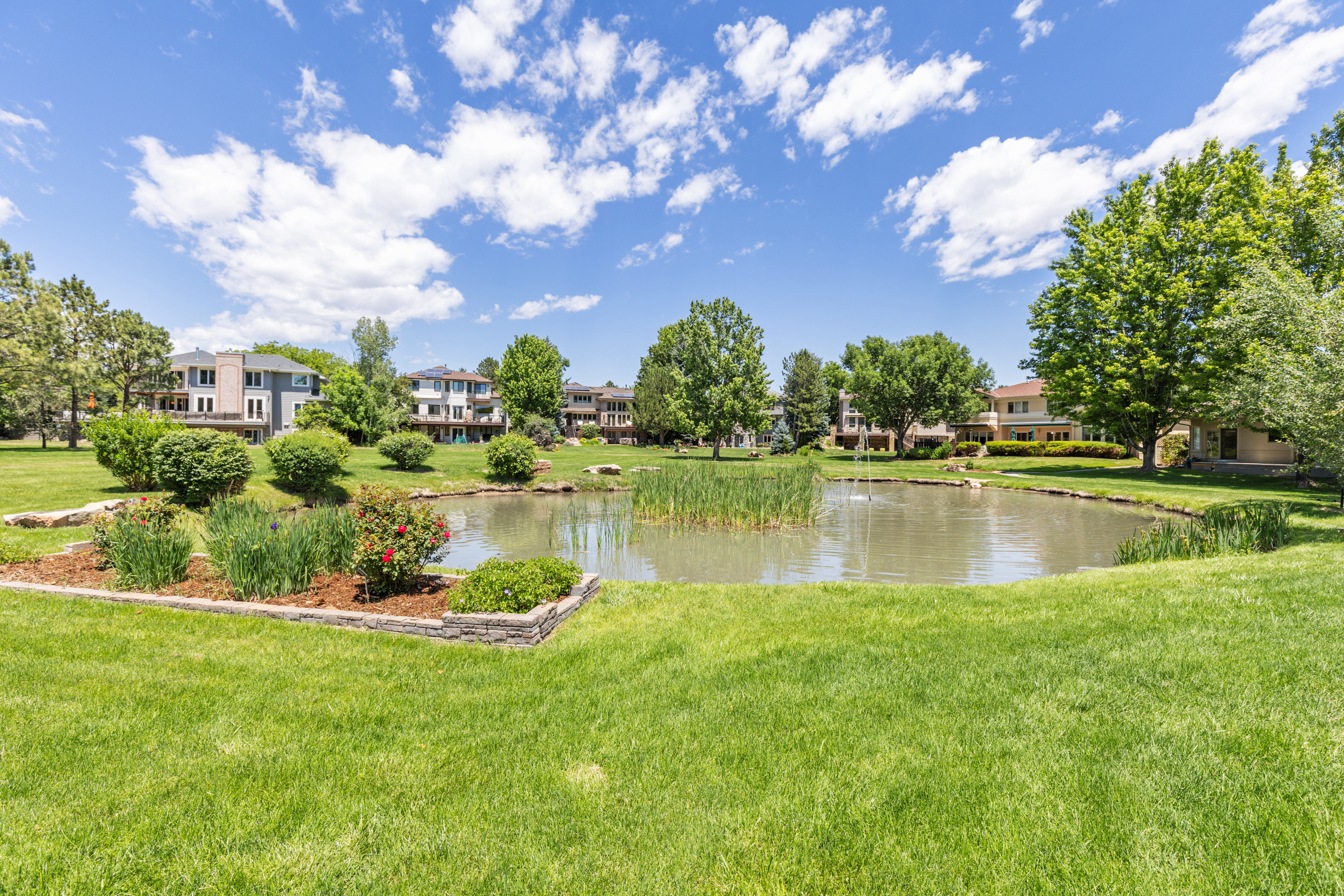  Backing To Private Open Space And A Tranquil Pond - 物件實景