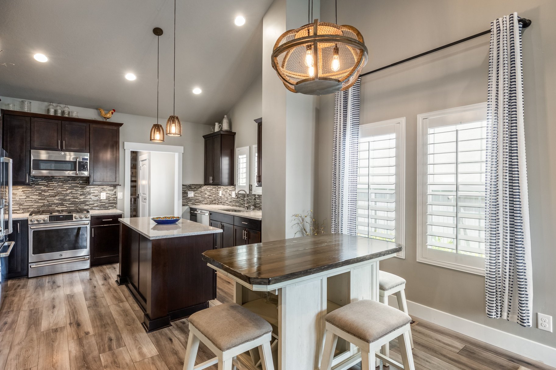  Move-In Ready in Daybreak — Steps from the Lake, Loaded with Custom Upgrades - 物件實景