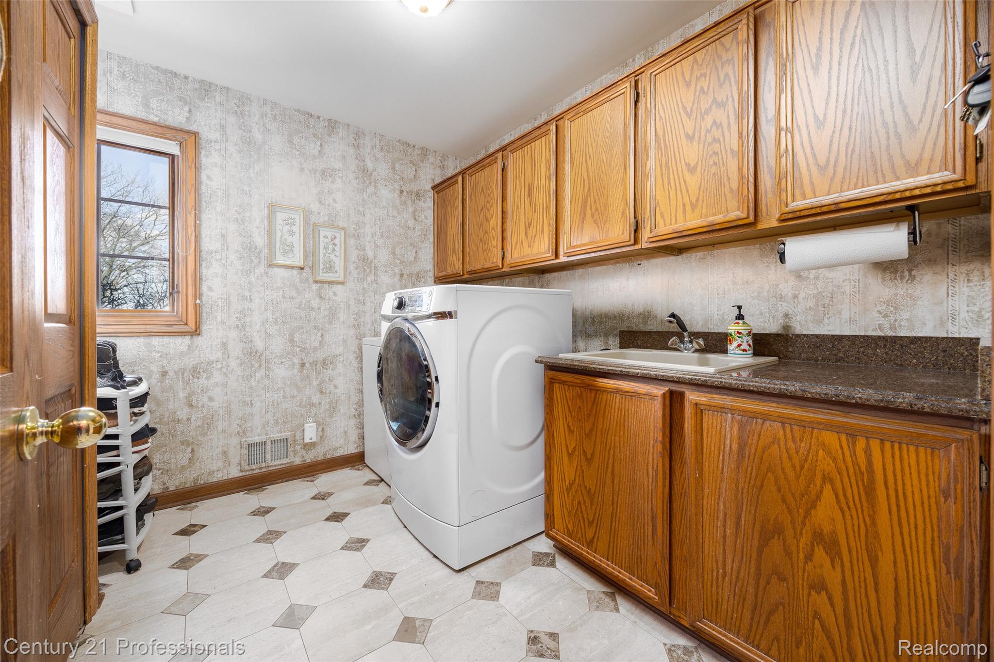 Rochester, Michigan, 48306, United States, 4 Bedrooms Bedrooms, ,3 BathroomsBathrooms,Residential,For Sale,1980039