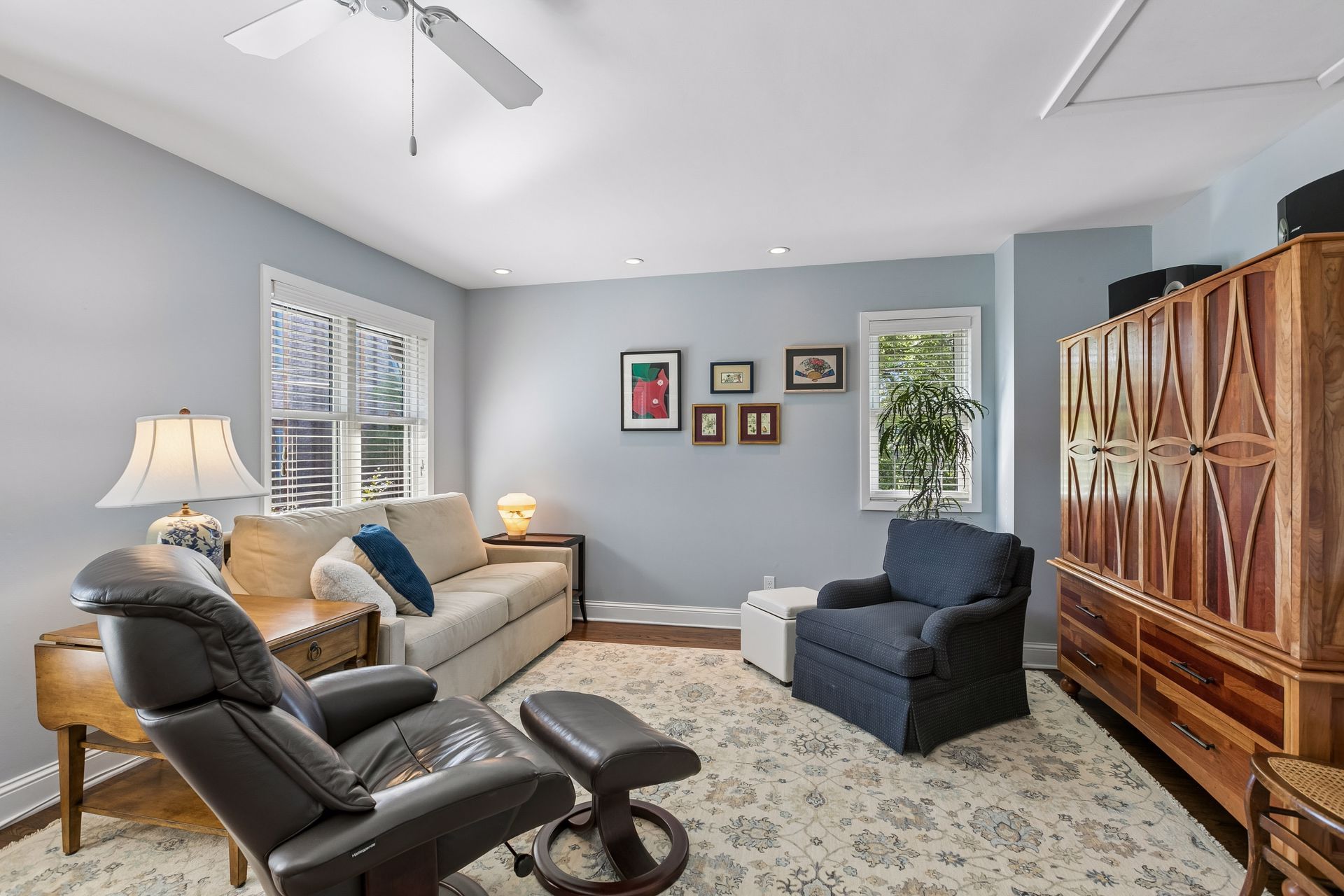  Updated Townhome with Beautiful Green Space Near Lake of the Isles - 物件實景