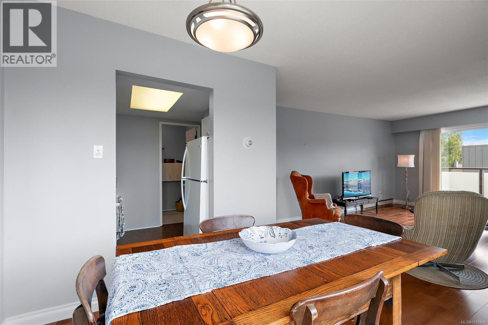 VICTORIA, British Columbia, V8V 2X5, CA, 2 Bedrooms Bedrooms, ,1 BathroomBathrooms,Residential,For Sale,1950619