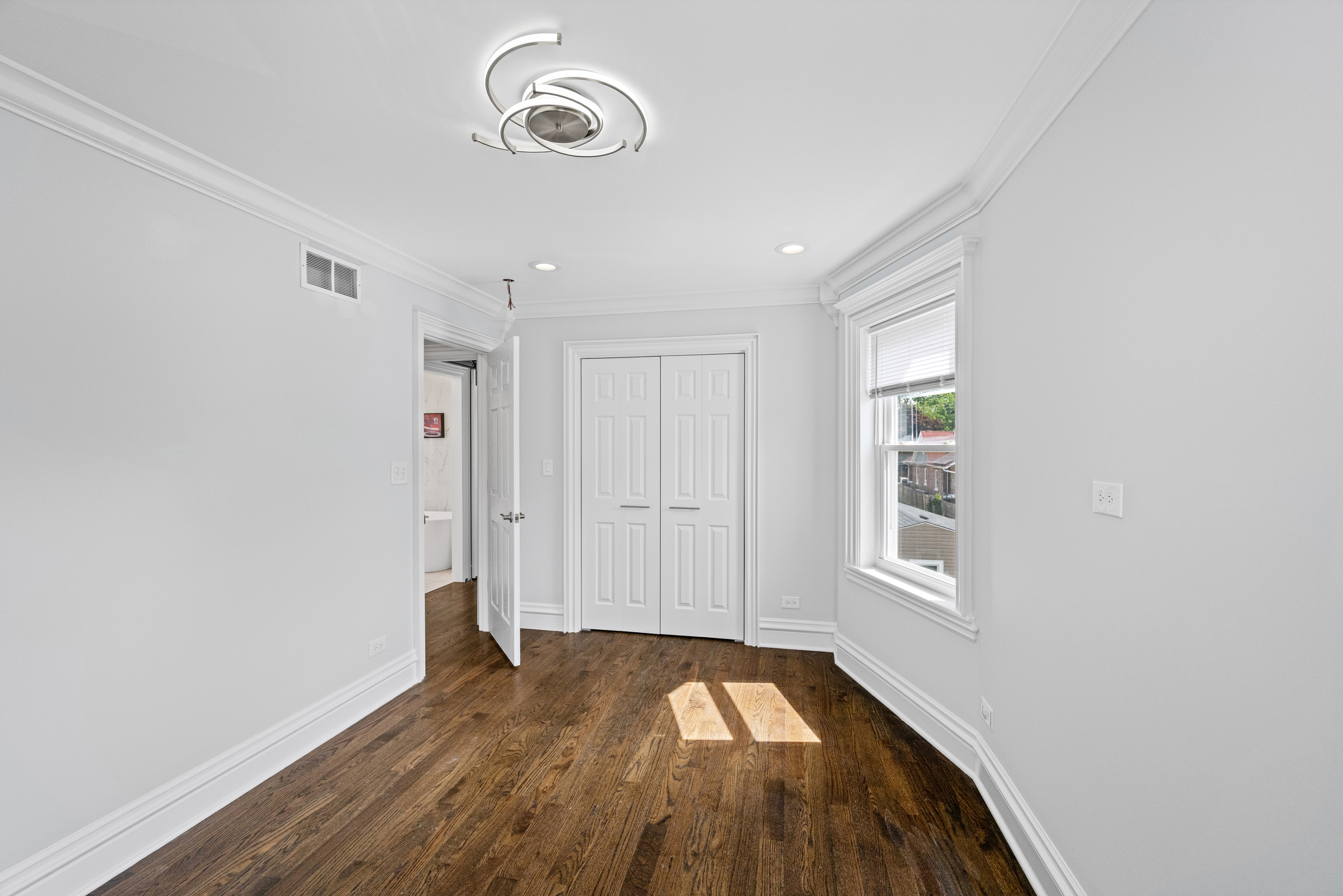  This Newly Rehabbed House has Been Completely Re-Done Top to Bottom - 物件實景