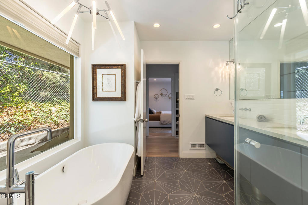 La Canada Flintridge, California, 91011, United States, 3 Bedrooms Bedrooms, ,3 BathroomsBathrooms,Residential,For Sale,1941612