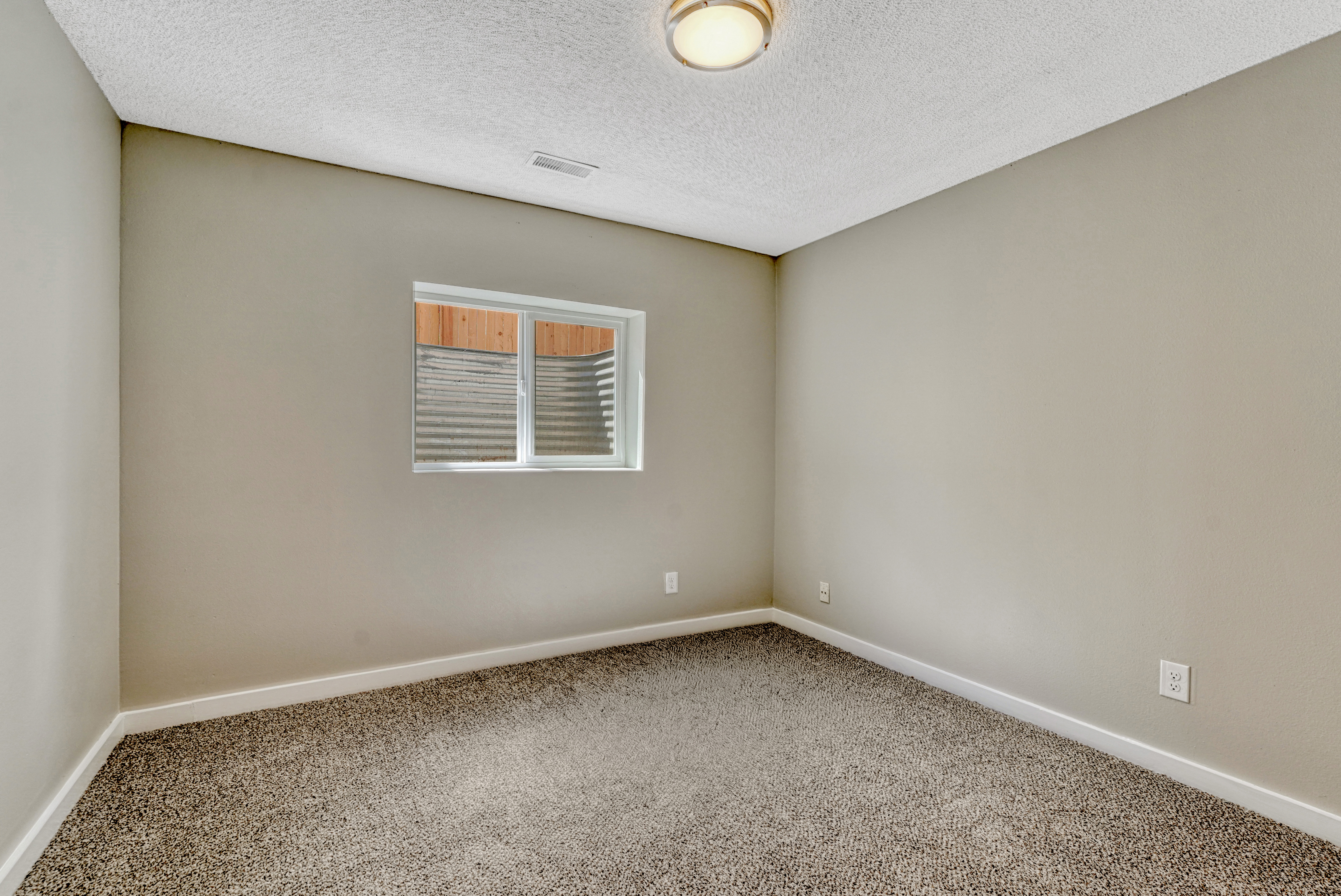  Welcome to This Beautifully Updated Home in Calvert Heights - 物件實景