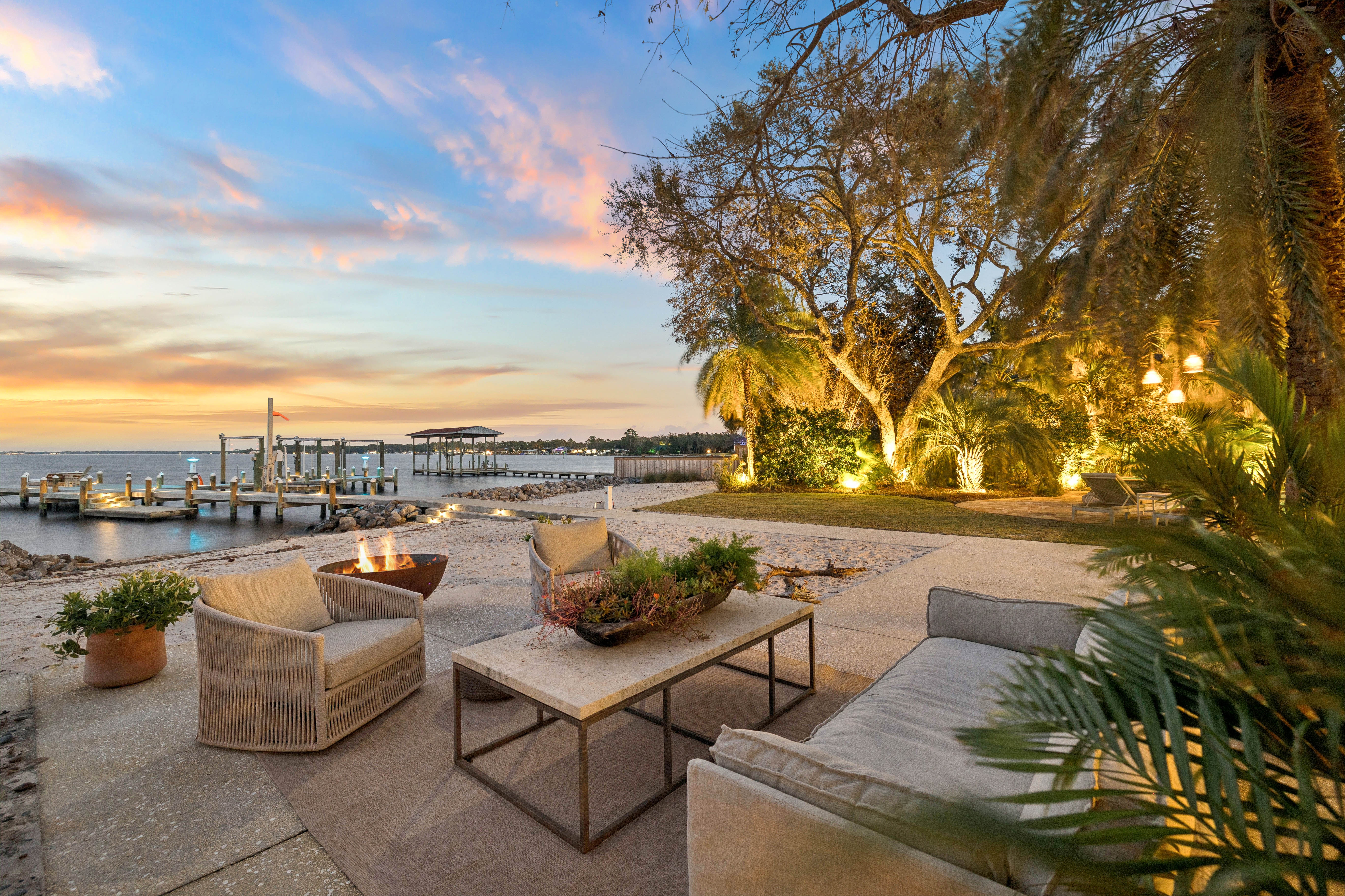  Private Bayfront Estate with Deep Water Dock and Sandy Beach - 物件實景