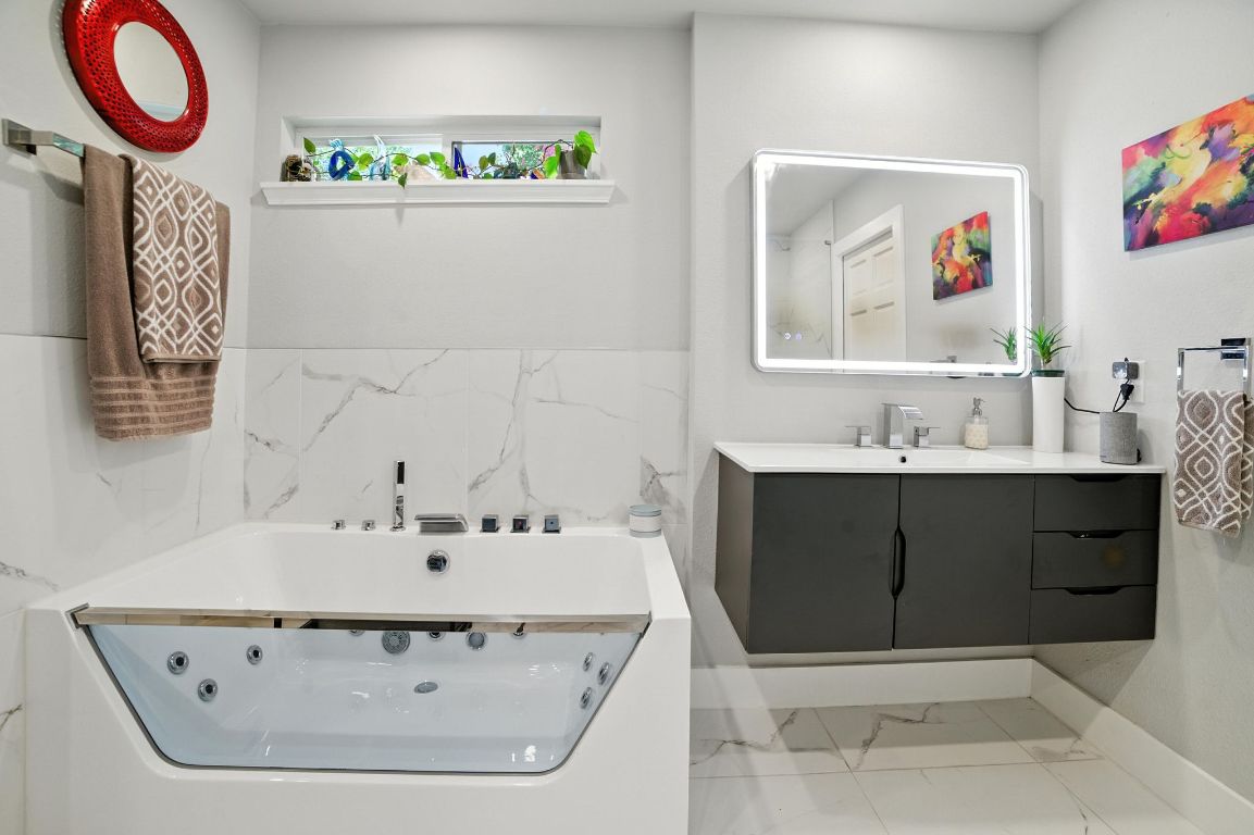 Austin, Texas, 78702, United States, 3 Bedrooms Bedrooms, ,2 BathroomsBathrooms,Residential,For Sale,1906696