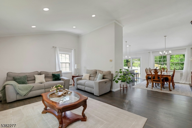 Springfield Twp., New Jersey, 07081, United States, 4 Bedrooms Bedrooms, ,3 BathroomsBathrooms,Residential,For Sale,1938892
