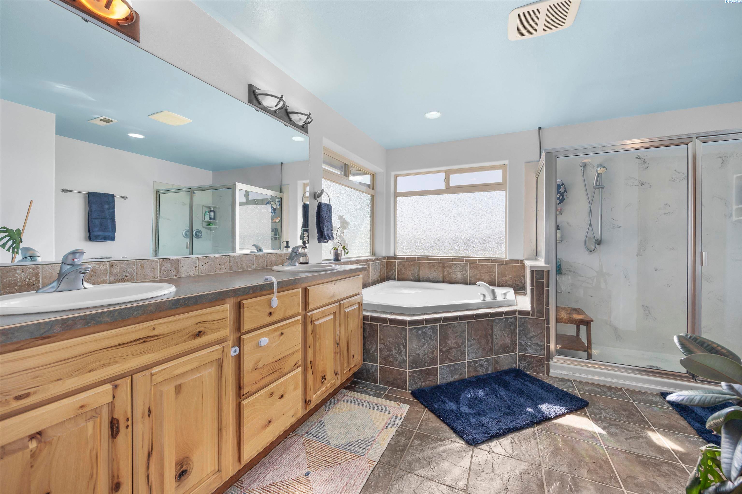 West Richland, Washington, 99353, United States, 4 Bedrooms Bedrooms, ,4 BathroomsBathrooms,Residential,For Sale,2031240