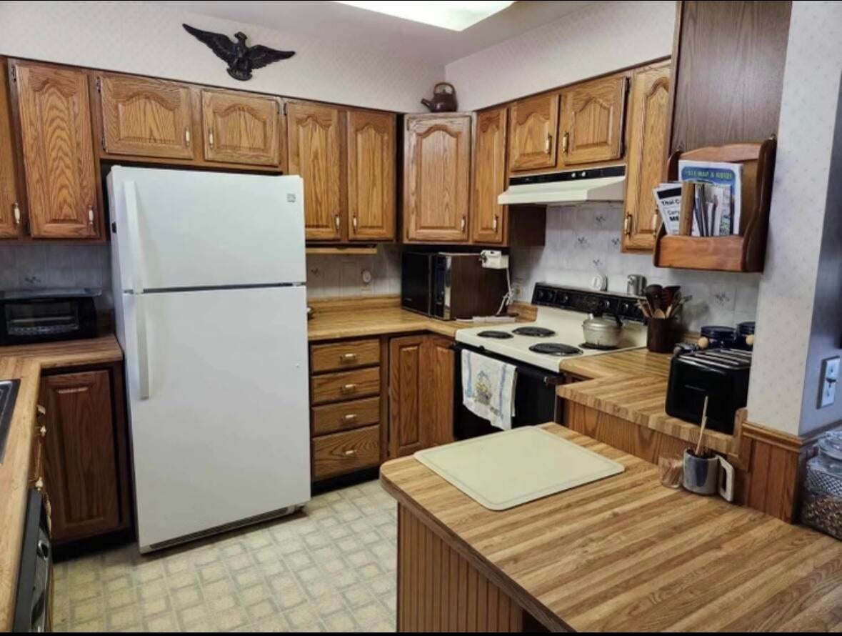 Traverse City, Michigan, 49696, United States, 2 Bedrooms Bedrooms, ,4 BathroomsBathrooms,Residential,For Sale,1712090