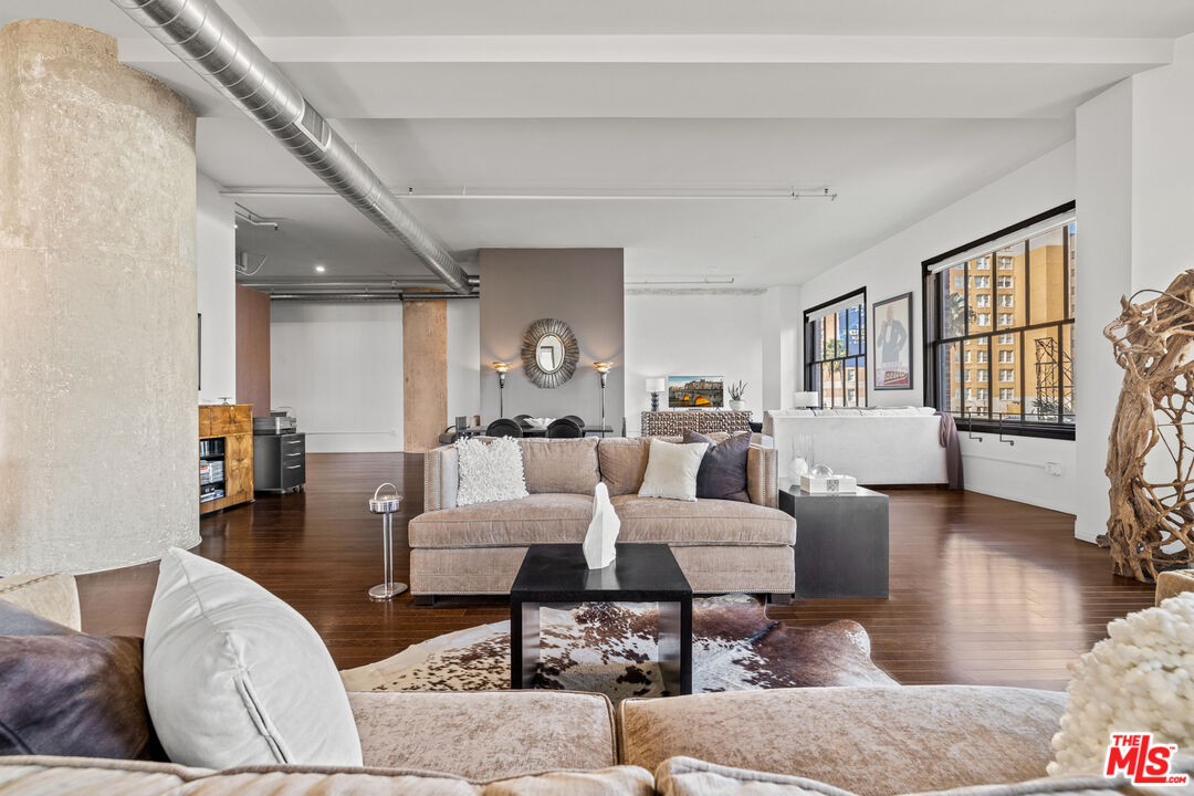Los Angeles, California, 90028, United States, 2 Bedrooms Bedrooms, ,2 BathroomsBathrooms,Residential,For Sale,1827936