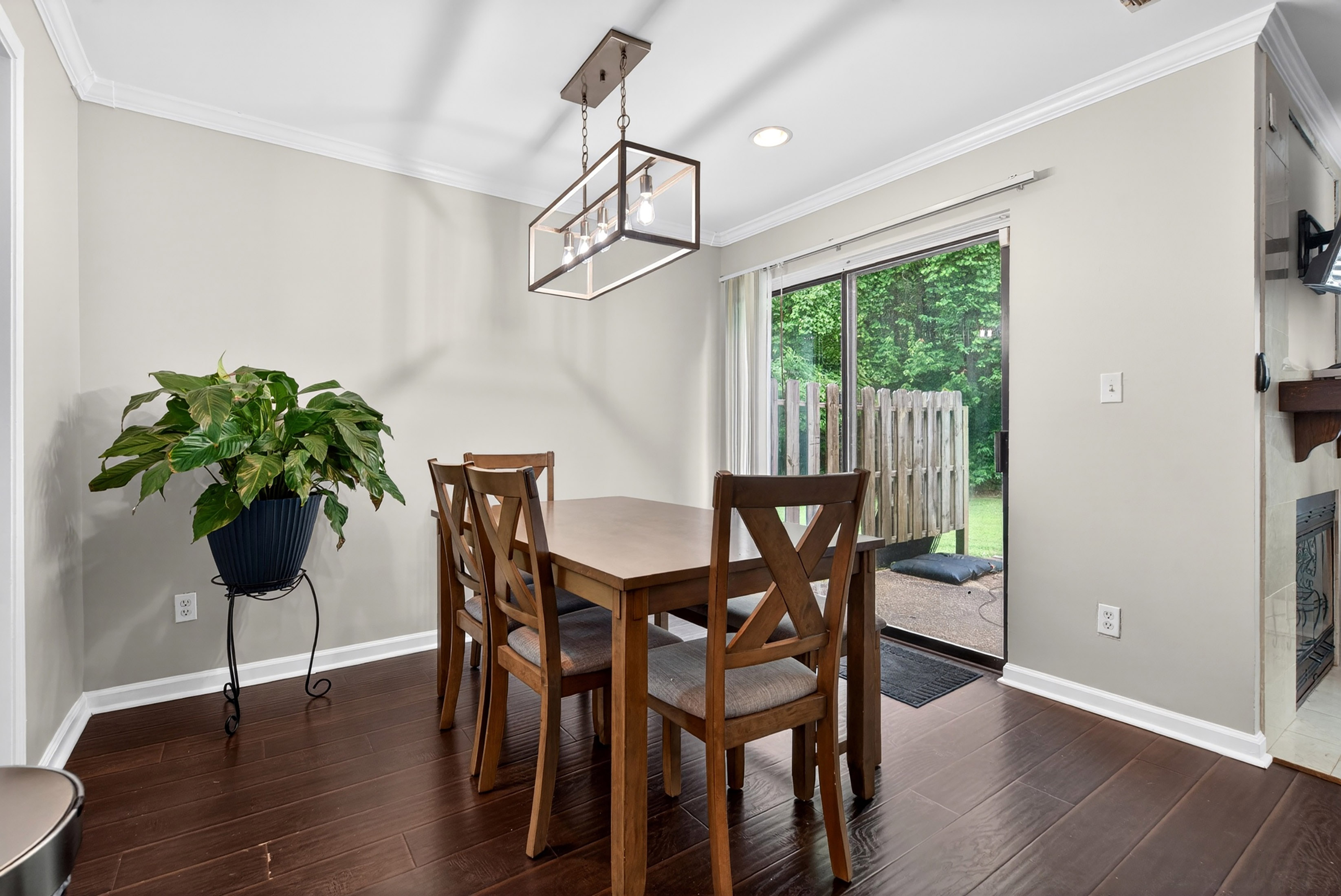  Townhouse-style Condo Offers Solid Value and Strong Upside Potential - 物件實景