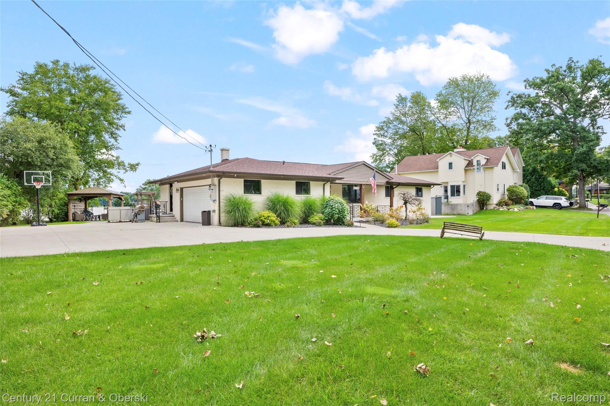 Waterford Charter Township, Michigan, 48329, United States, 3 Bedrooms Bedrooms, ,3 BathroomsBathrooms,Residential,For Sale,1943909