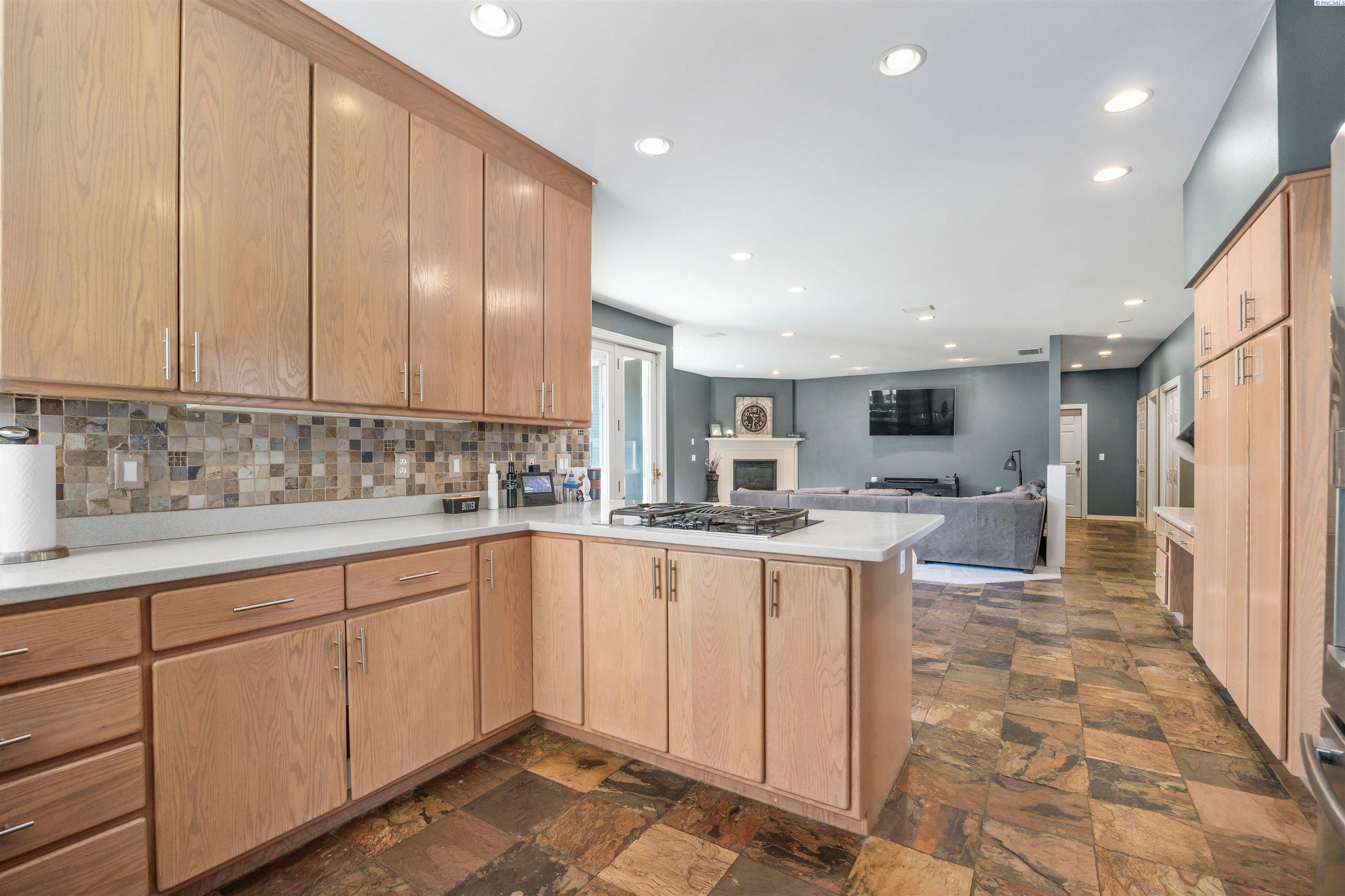 Kennewick, Washington, 99337, United States, 6 Bedrooms Bedrooms, ,4 BathroomsBathrooms,Residential,For Sale,1979182