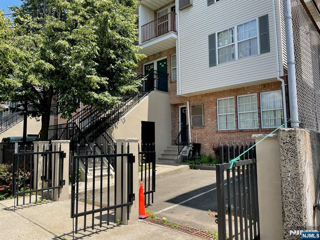 Newark, New Jersey, 07105, United States, 2 Bedrooms Bedrooms, ,3 BathroomsBathrooms,Residential,For Sale,1908619