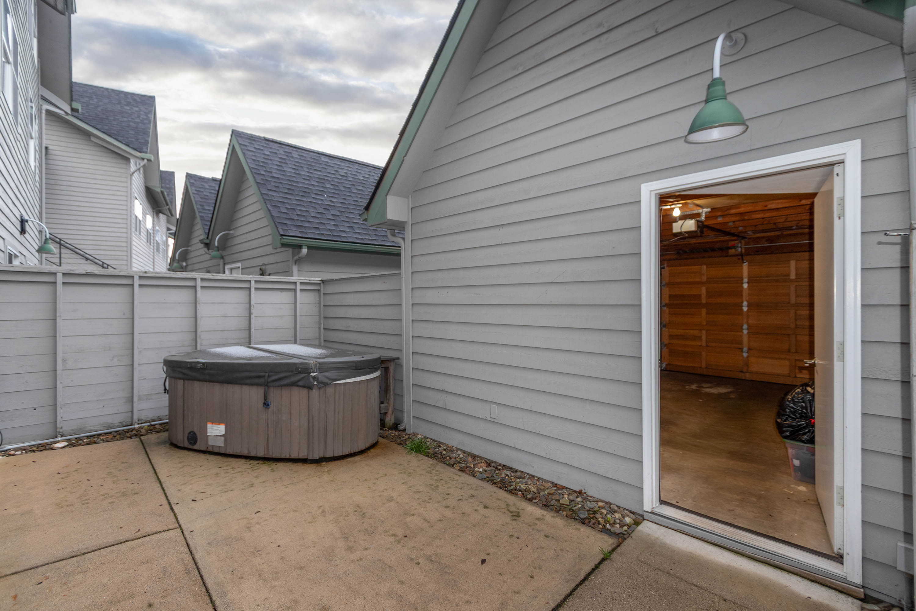 Hope, Idaho, 83836, United States, 2 Bedrooms Bedrooms, ,1 BathroomBathrooms,Residential,For Sale,2010313