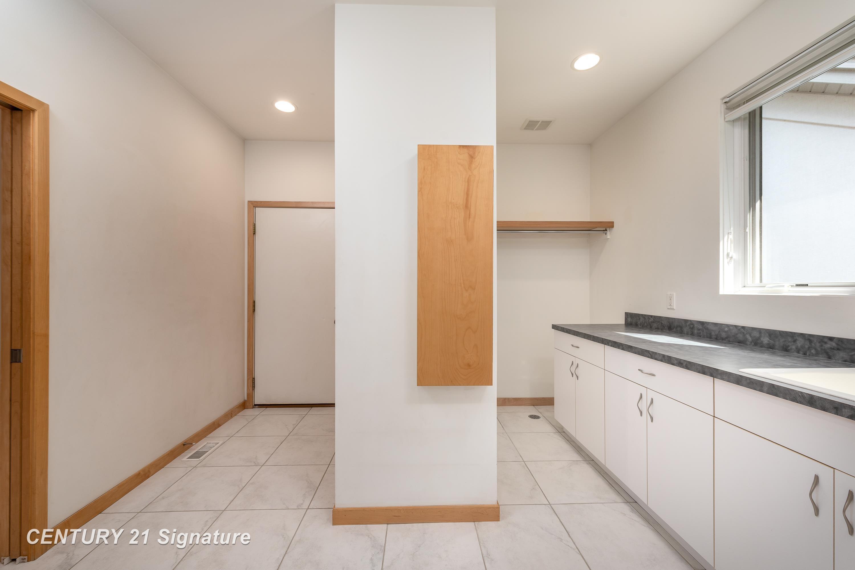 Midland, Michigan, 48642, United States, 4 Bedrooms Bedrooms, ,5 BathroomsBathrooms,Residential,For Sale,2019311
