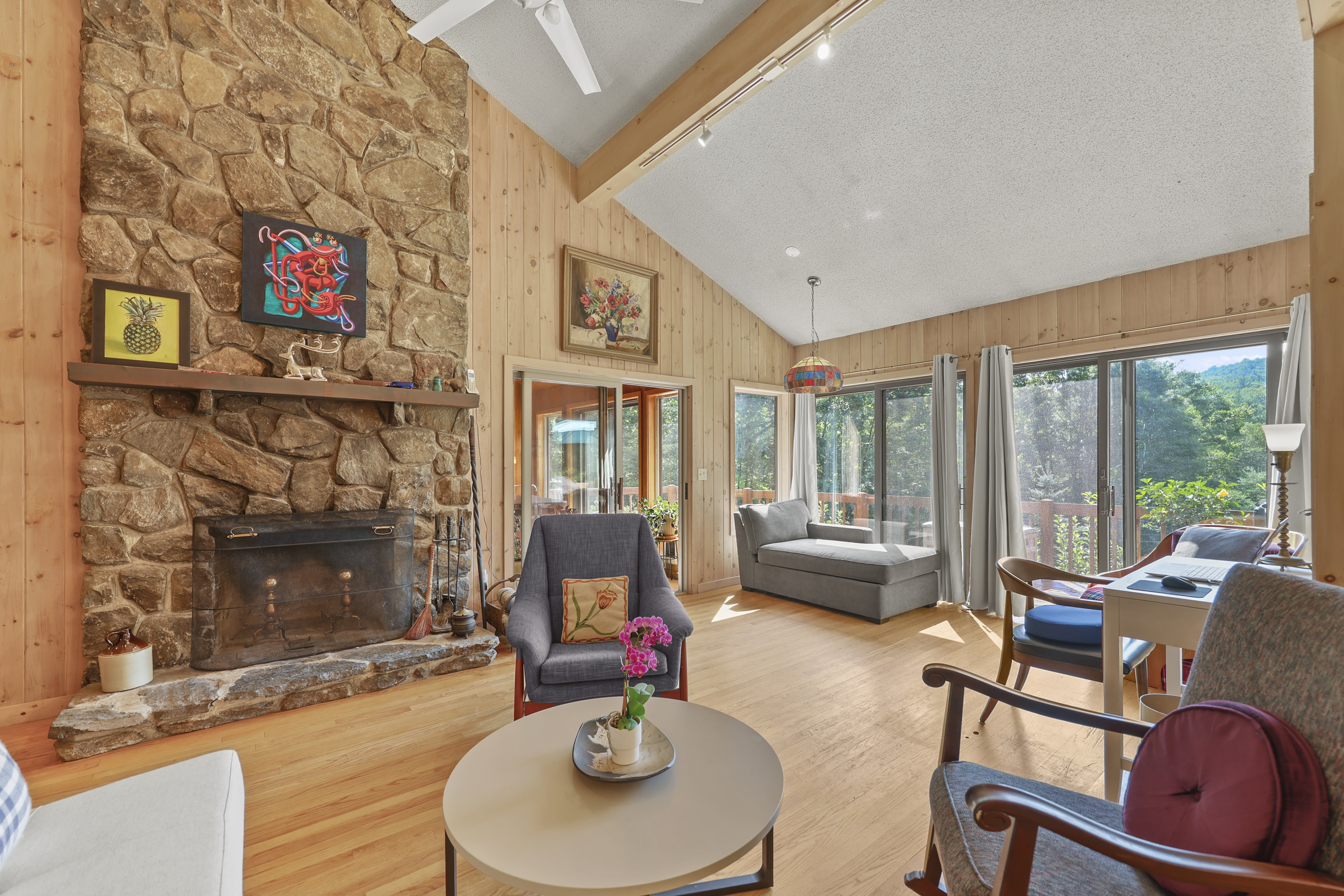  BUCOLIC COUNTRY SANCTUARY WITH MAJESTIC STONE FIREPLACE & DISTANT VIEWS - 物件實景