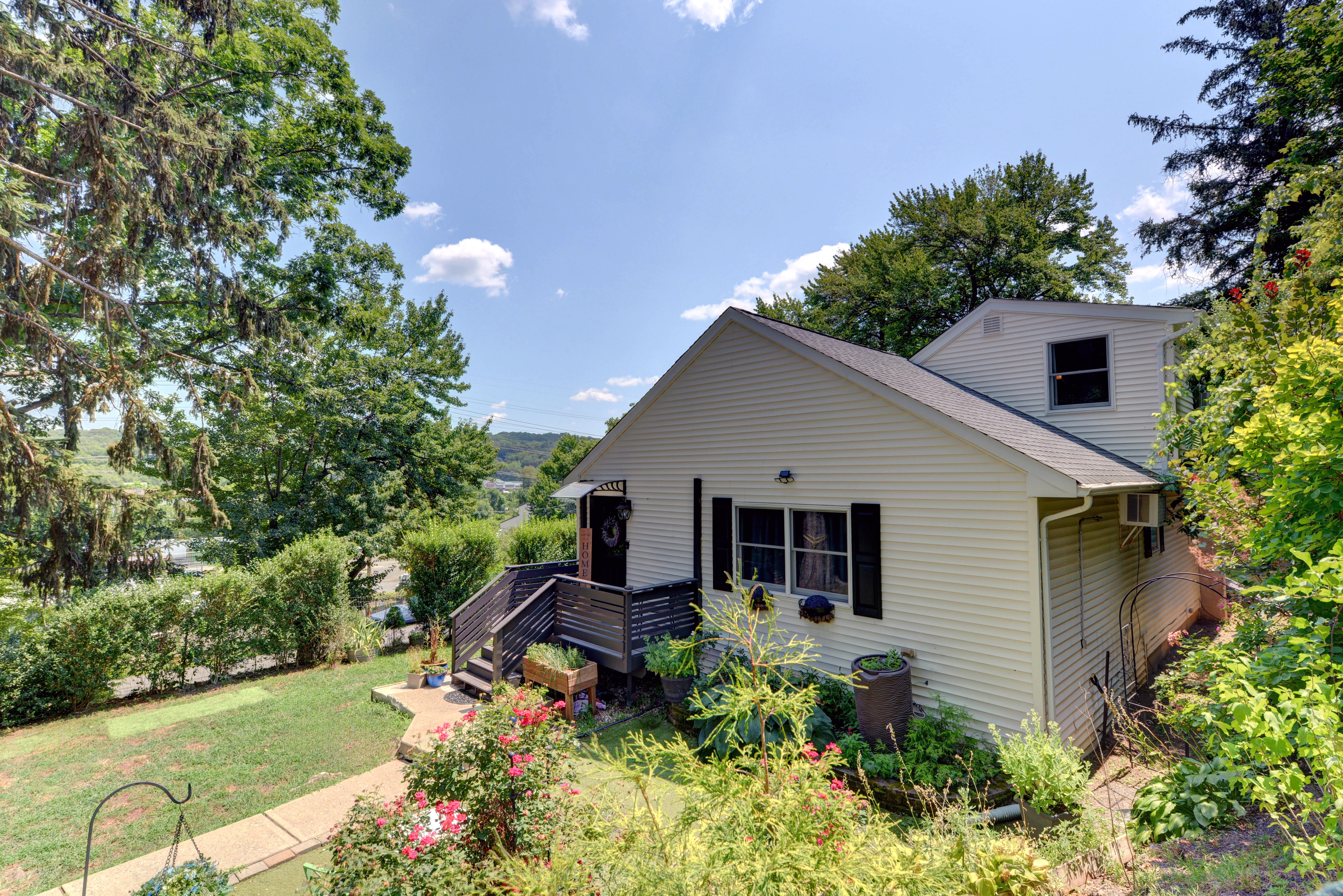 Mahwah, New Jersey, 07430, United States, 4 Bedrooms Bedrooms, ,2 BathroomsBathrooms,Residential,For Sale,1931403
