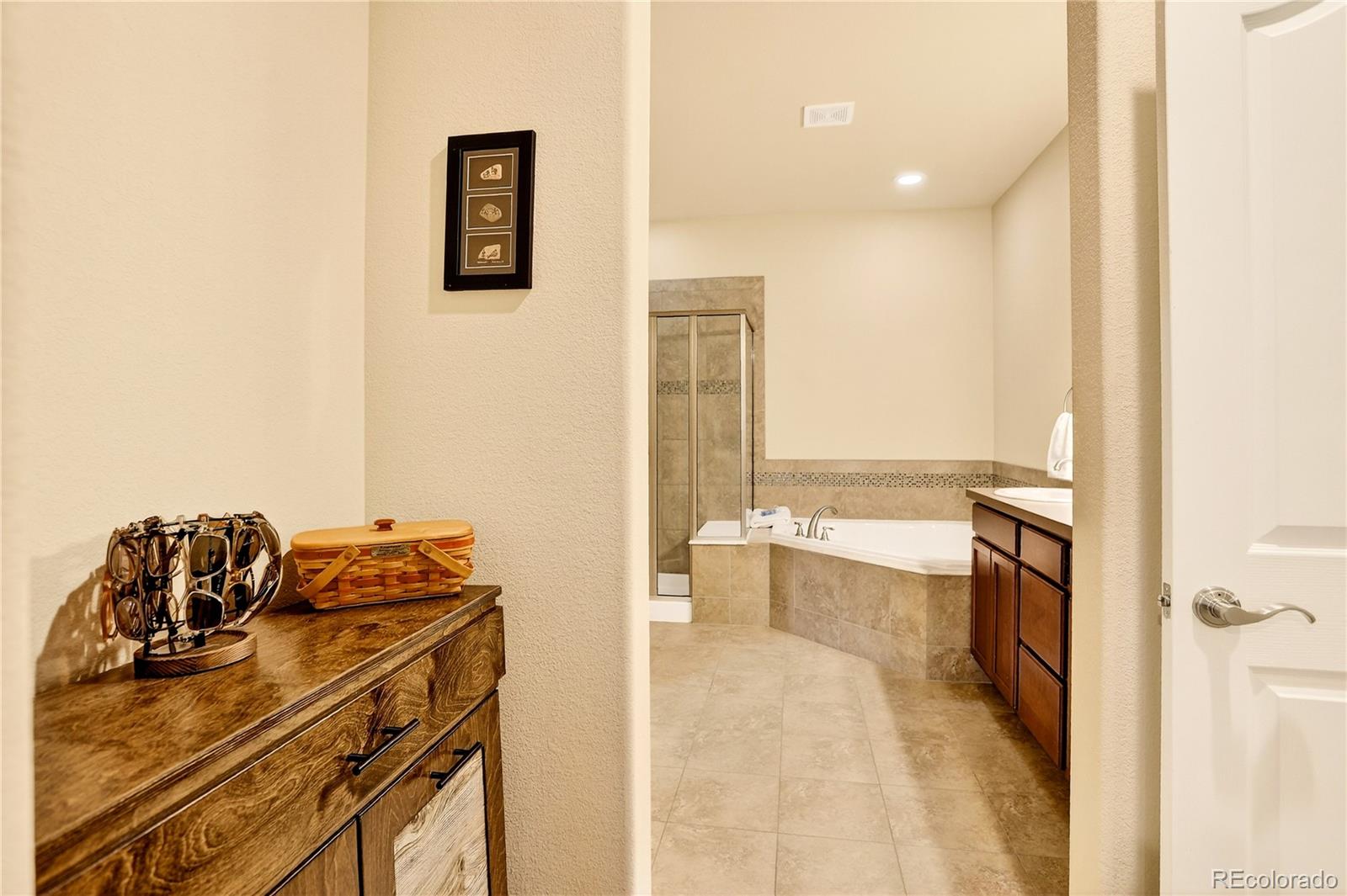 Aurora, Colorado, 80015, United States, 3 Bedrooms Bedrooms, ,2 BathroomsBathrooms,Residential,For Sale,1957602