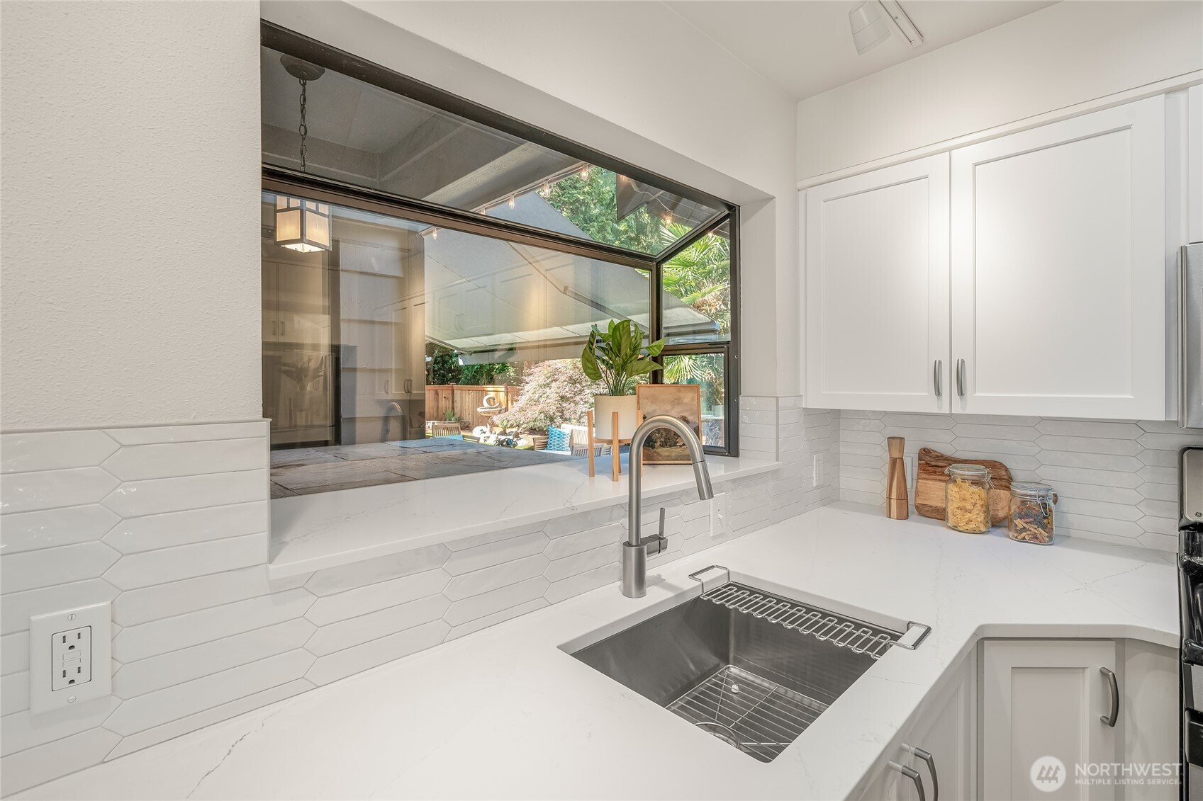 Kirkland, Washington, 98033, United States, 3 Bedrooms Bedrooms, ,2 BathroomsBathrooms,Residential,For Sale,1988237