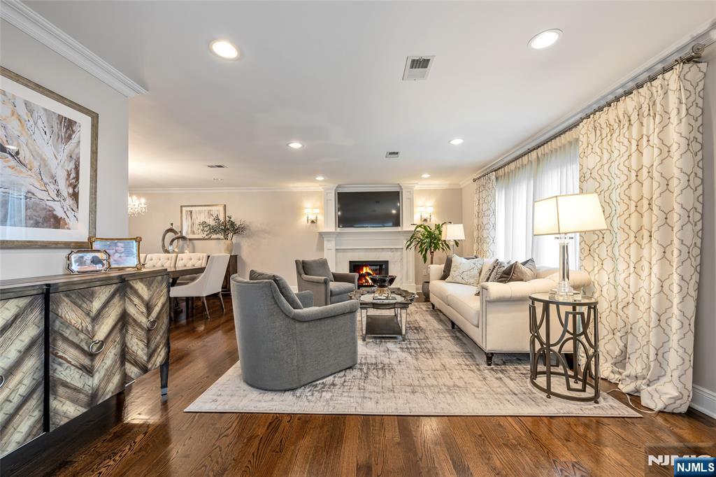 Cliffside Park, New Jersey, 07010, United States, 4 Bedrooms Bedrooms, ,5 BathroomsBathrooms,Residential,For Sale,1998497