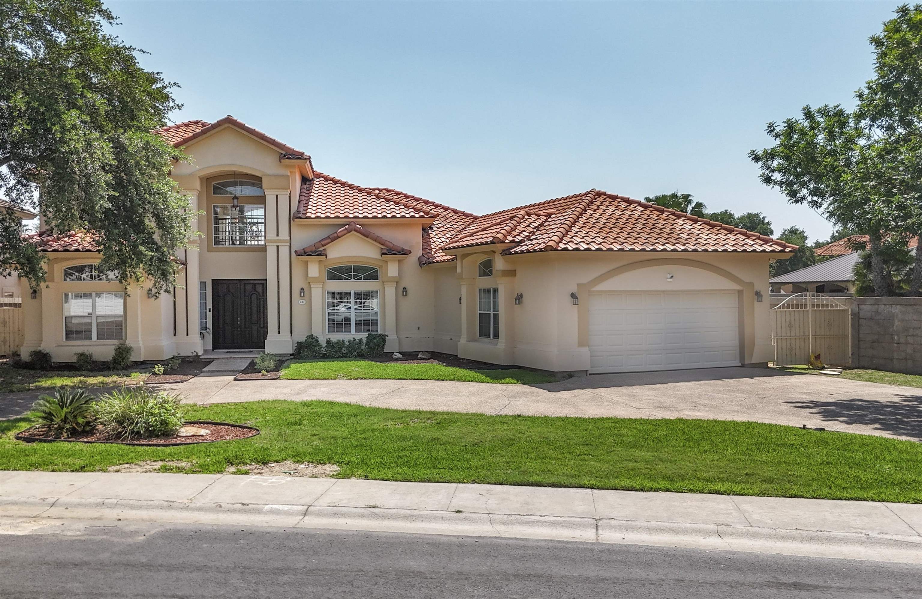Laredo, Texas, 78041, United States, 4 Bedrooms Bedrooms, ,5 BathroomsBathrooms,Residential,For Sale,1787363