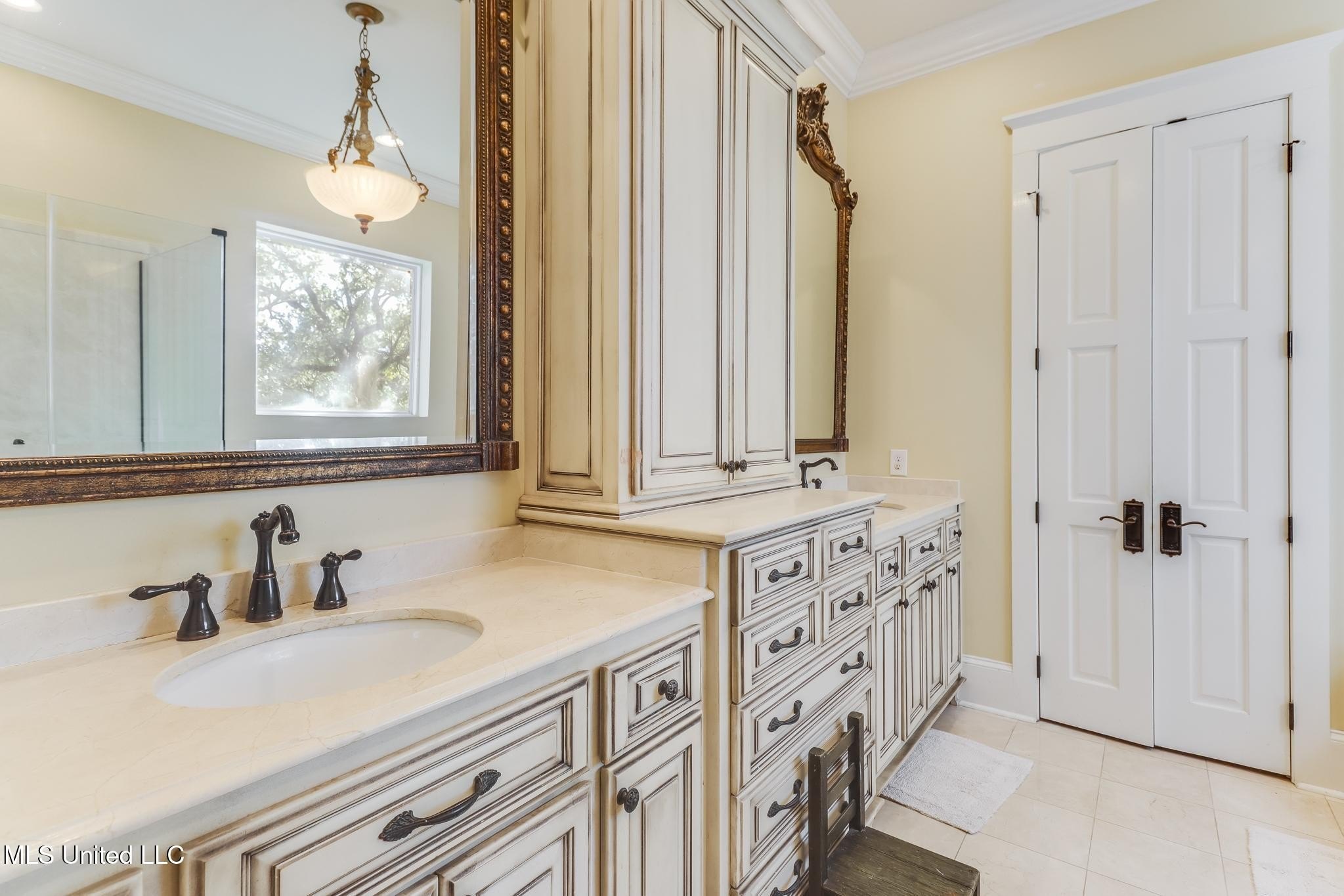 Pascagoula, Mississippi, 39581, United States, 5 Bedrooms Bedrooms, ,6 BathroomsBathrooms,Residential,For Sale,1977278