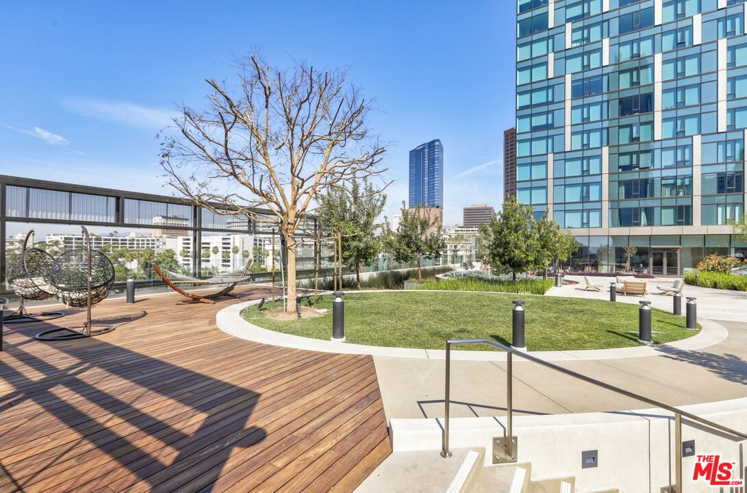 Los Angeles, California, 90017, United States, 1 Bedroom Bedrooms, ,2 BathroomsBathrooms,Residential,For Sale,1987856