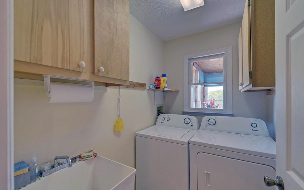 Young Harris, Georgia, 30582, United States, 3 Bedrooms Bedrooms, ,3 BathroomsBathrooms,Residential,For Sale,1974109